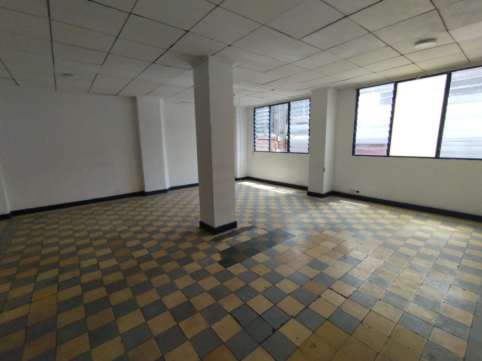 Oficina en arriendo en La Candelaria, Centro, Medellín — foto 1 de 12