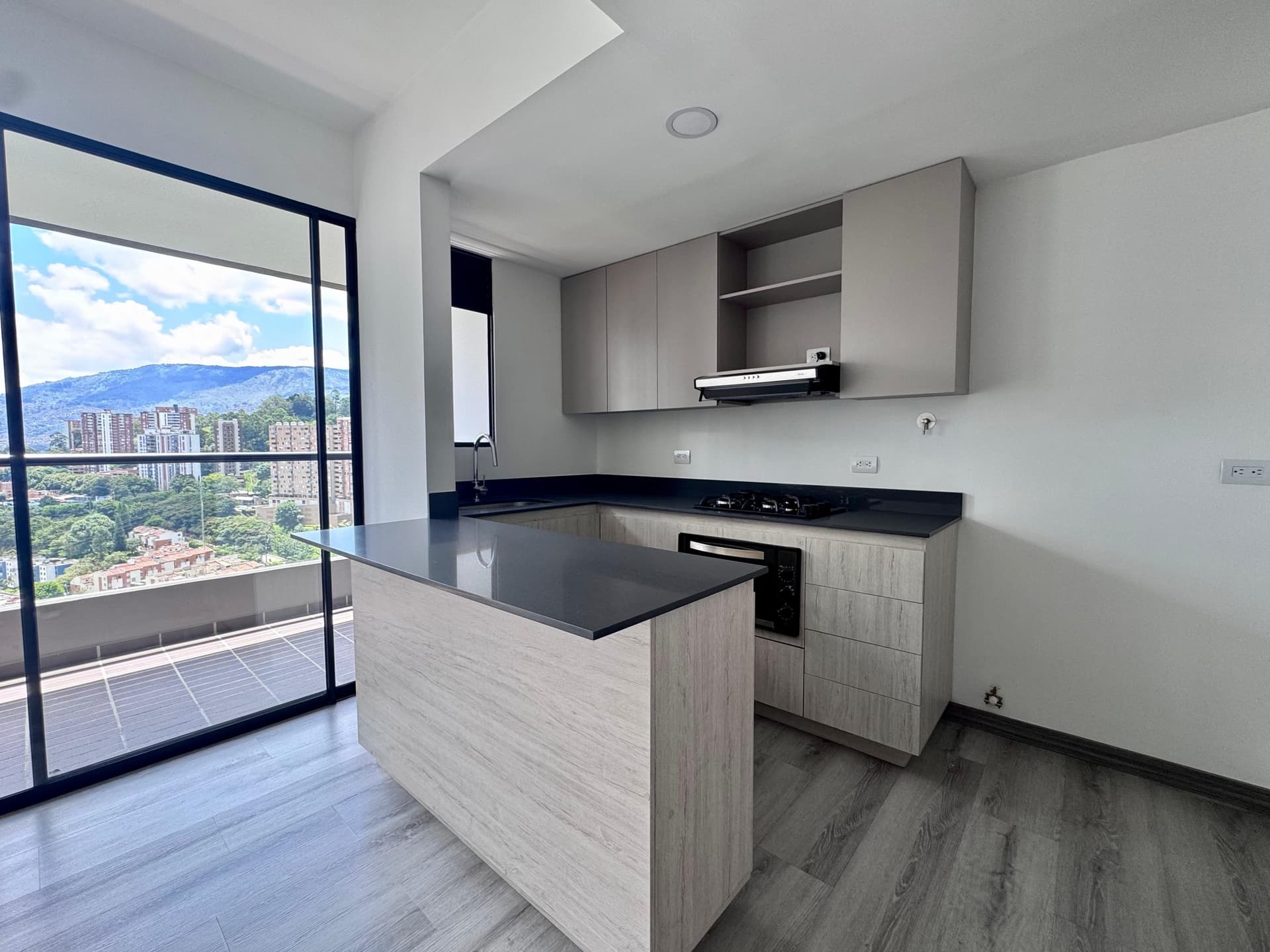 Apartamento en arriendo en Las Palmas, Centro, Medellín — foto 1 de 15
