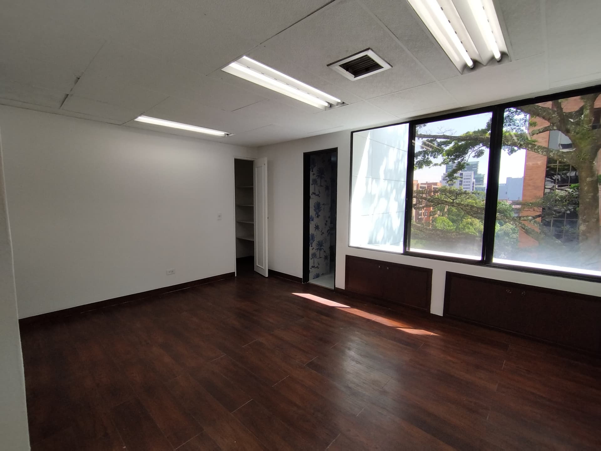 Oficina en arriendo en Milla De Oro, El Poblado, Medellín — foto 1 de 12