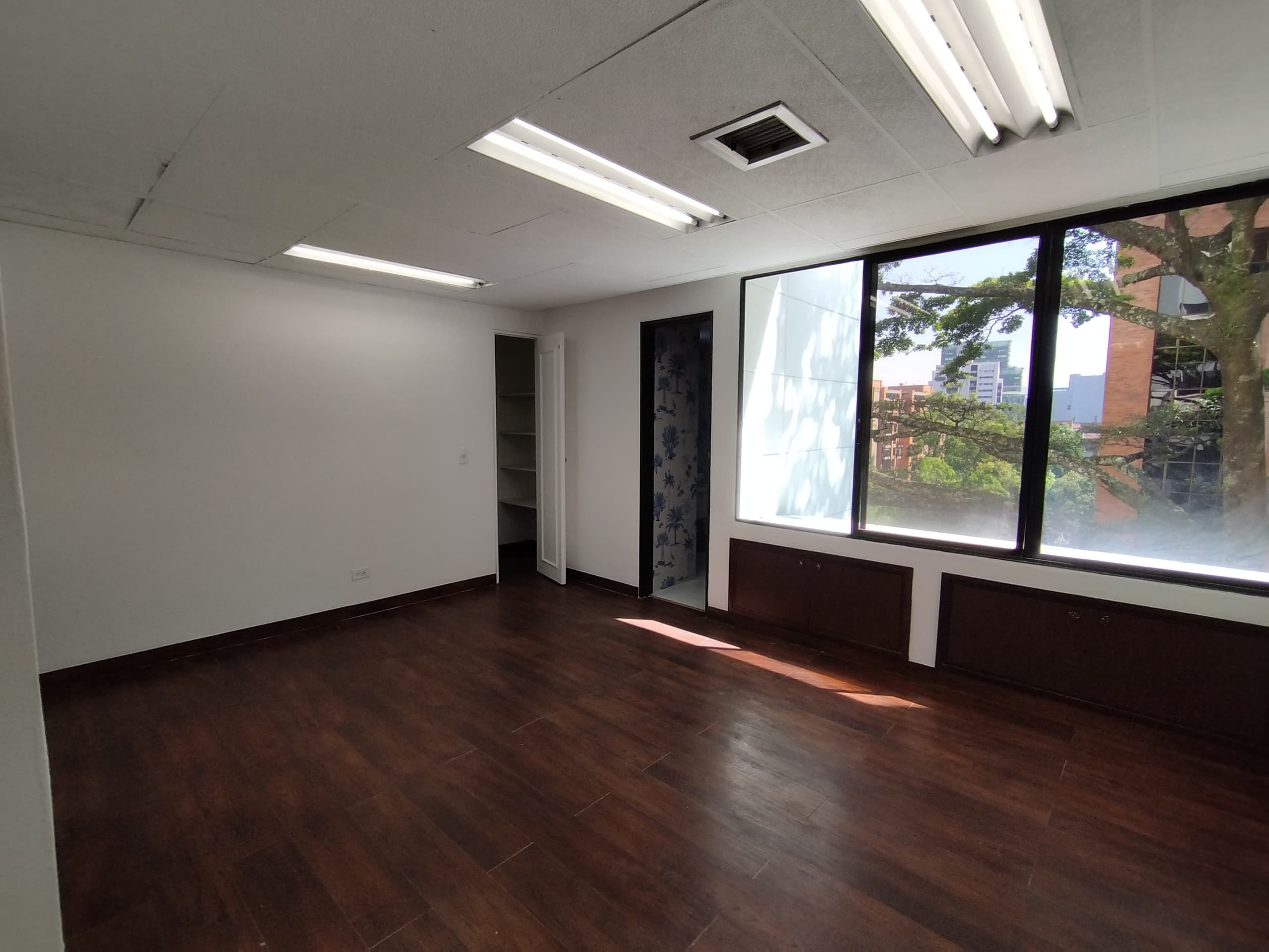 Oficina en arriendo en Milla De Oro, El Poblado, Medellín — foto 1 de 12