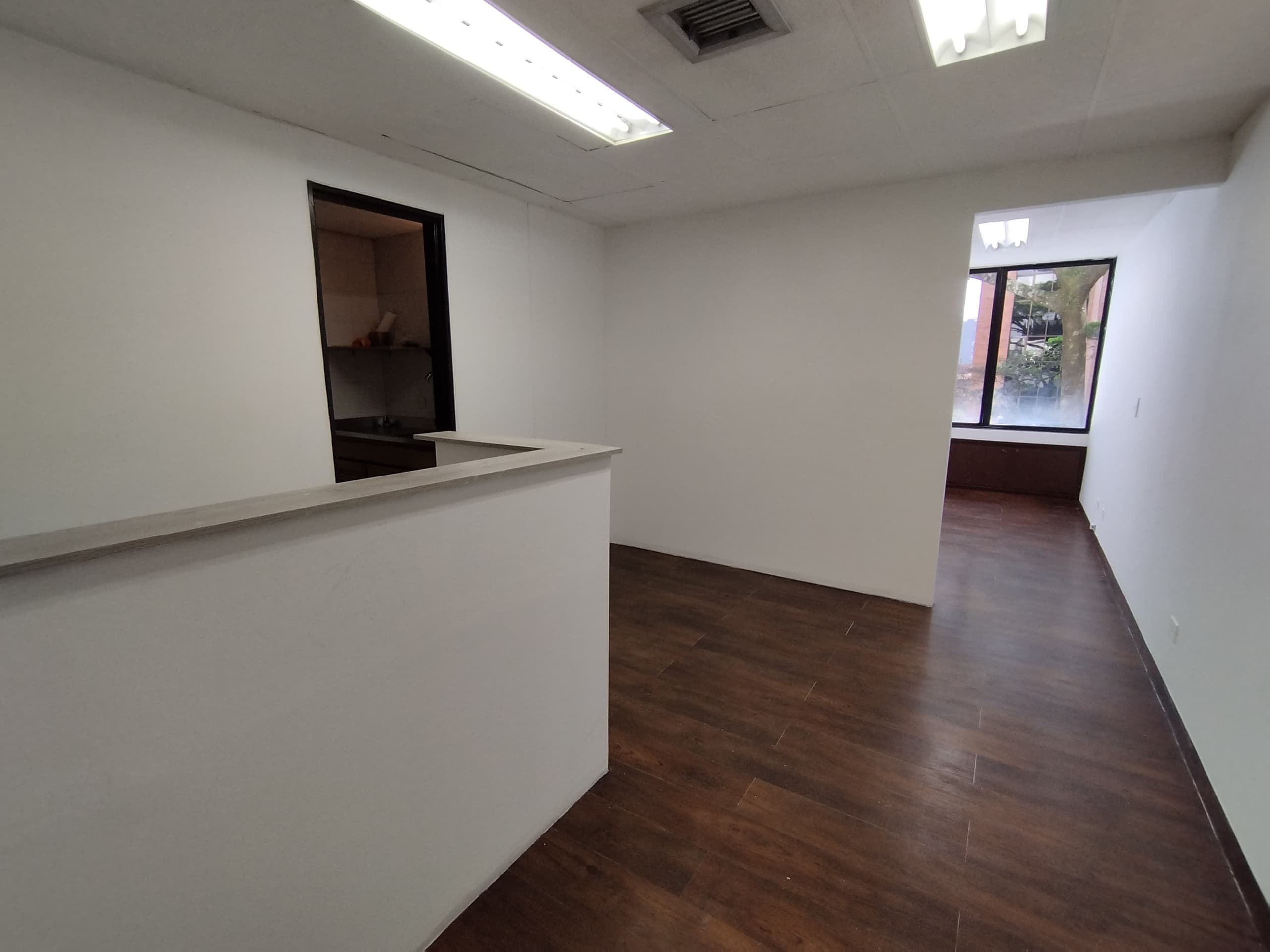 Oficina en arriendo en Milla De Oro, El Poblado, Medellín — foto 2 de 12