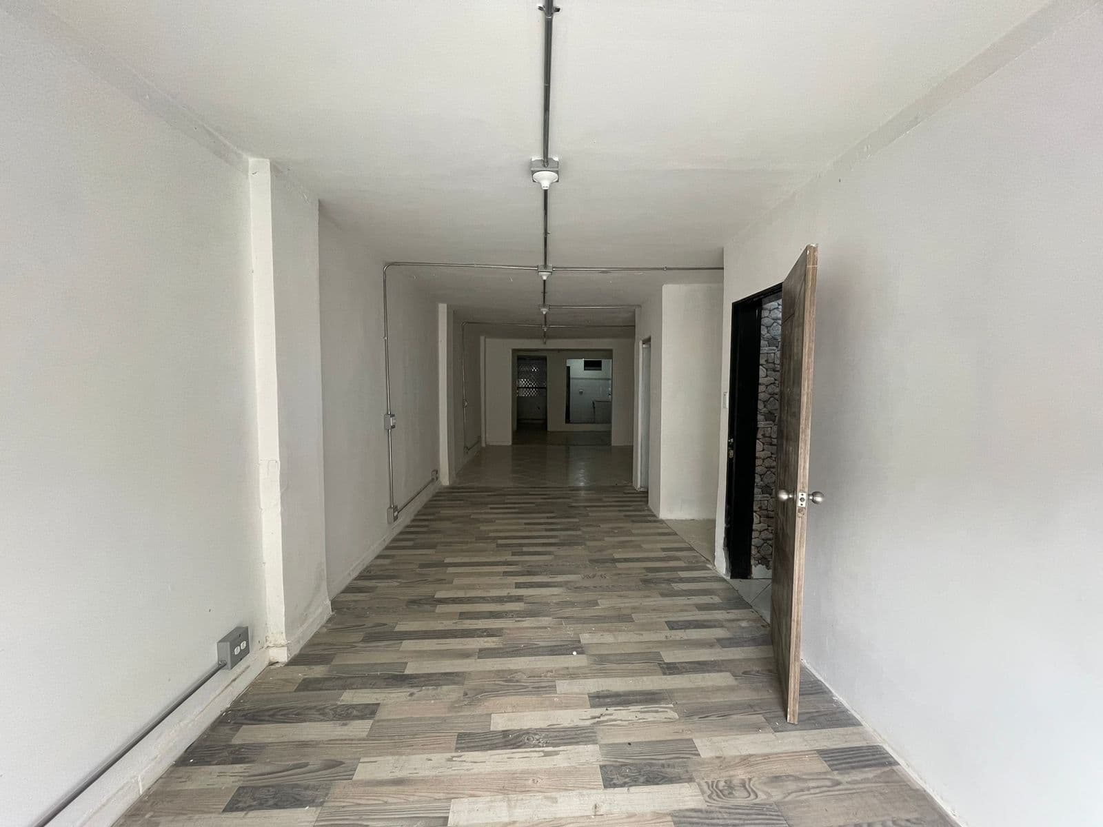 Local en arriendo en El Velódromo, Laureles, Medellín — foto 3 de 12