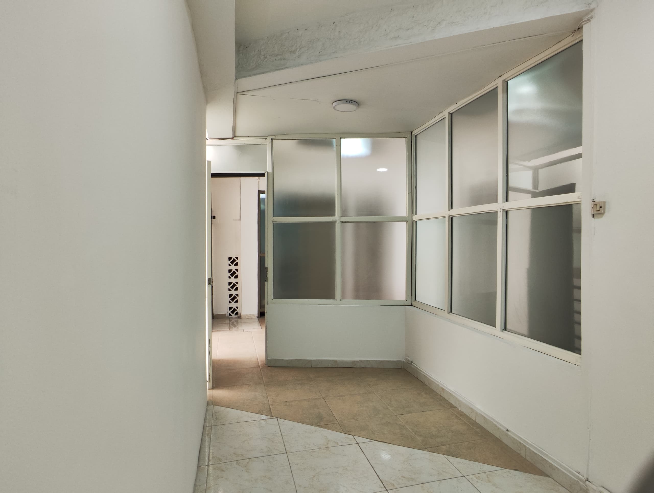 Oficina en arriendo en Suramericana, Laureles, Medellín — foto 1 de 9