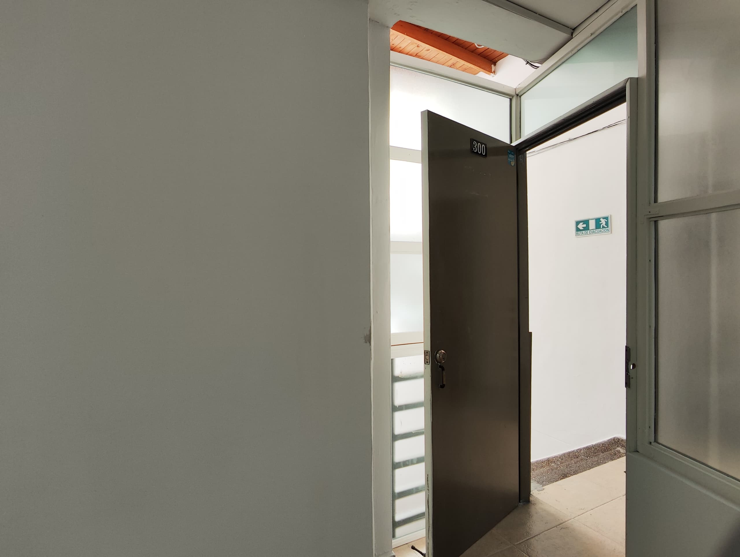 Oficina en arriendo en Suramericana, Laureles, Medellín — foto 5 de 9