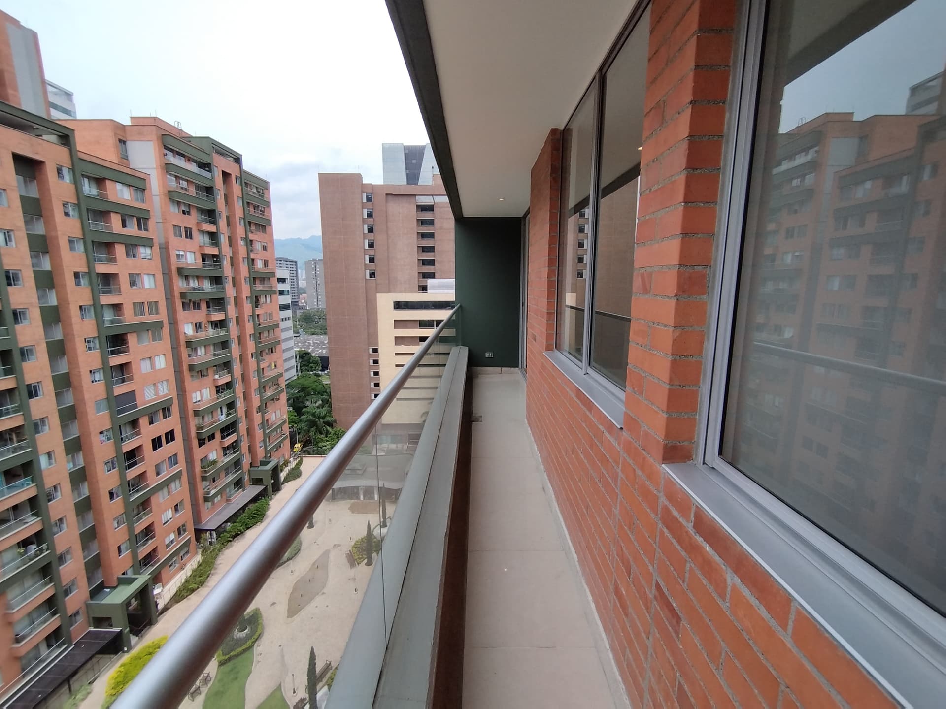 Apartamento en arriendo en Ciudad Del Rio, El Poblado, Medellín — foto 1 de 18