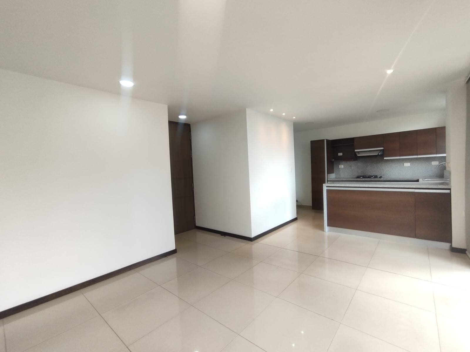 Apartamento en arriendo en Los Balsos, El Poblado, Medellín — foto 3 de 20