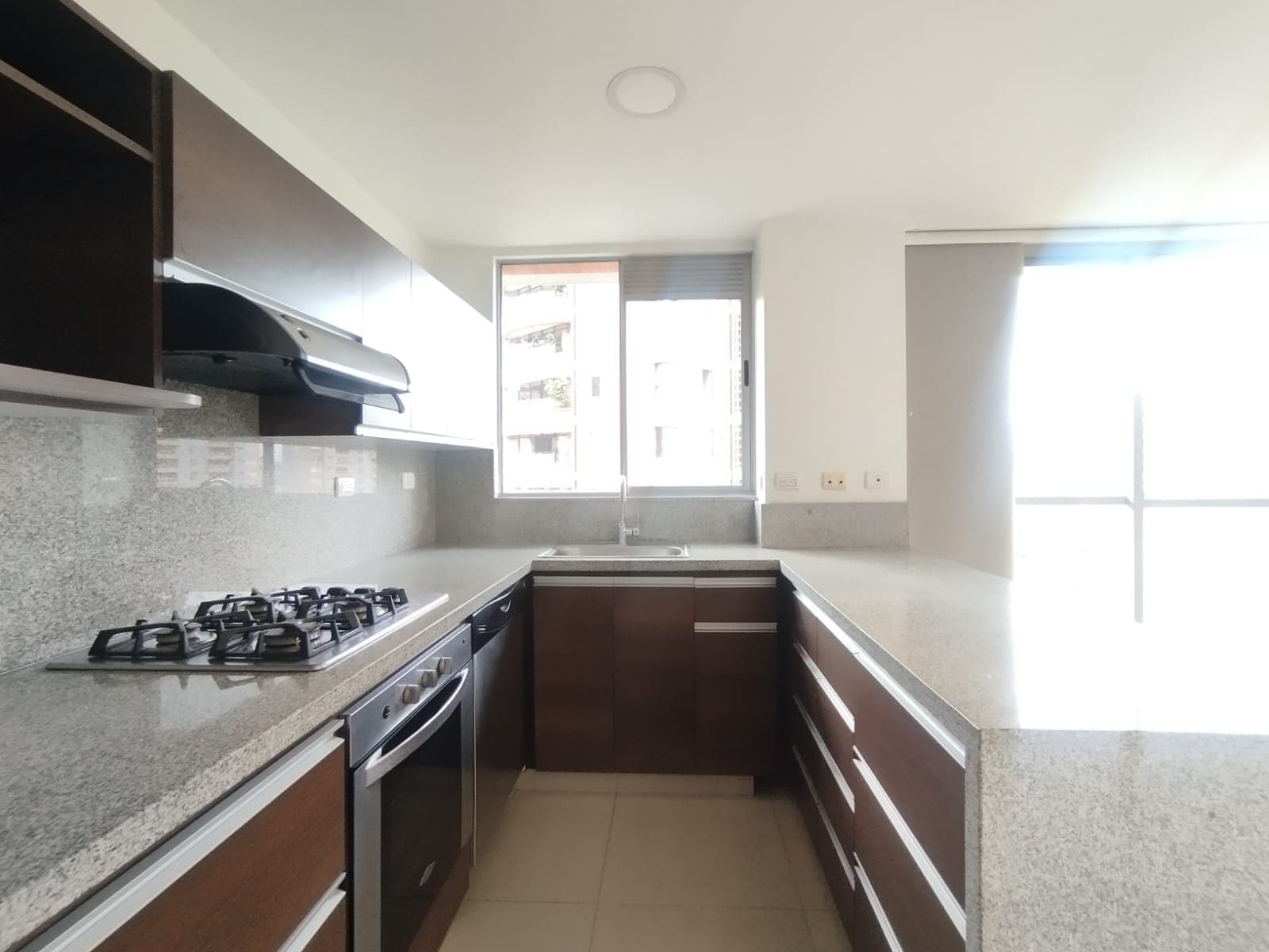 Apartamento en arriendo en Los Balsos, El Poblado, Medellín — foto 5 de 20
