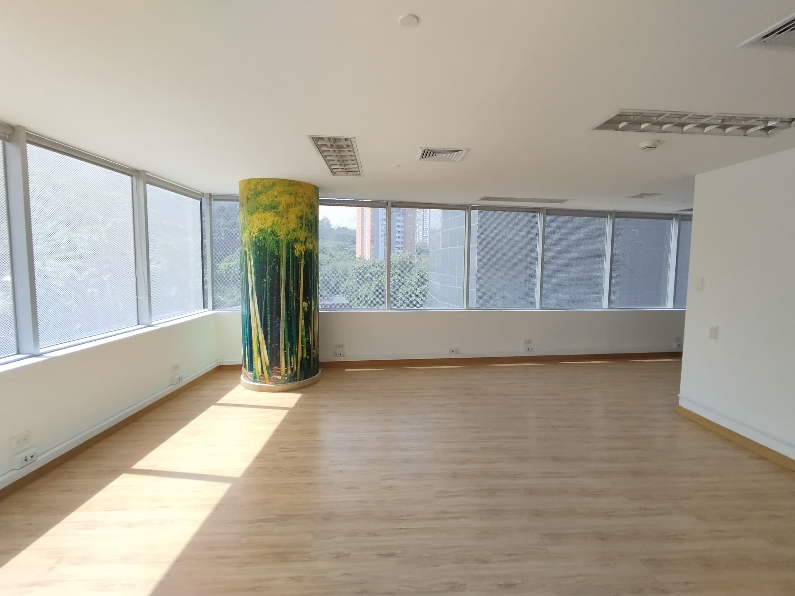 Oficina en arriendo en Loma Del Indio, El Poblado, Medellín — foto 2 de 12