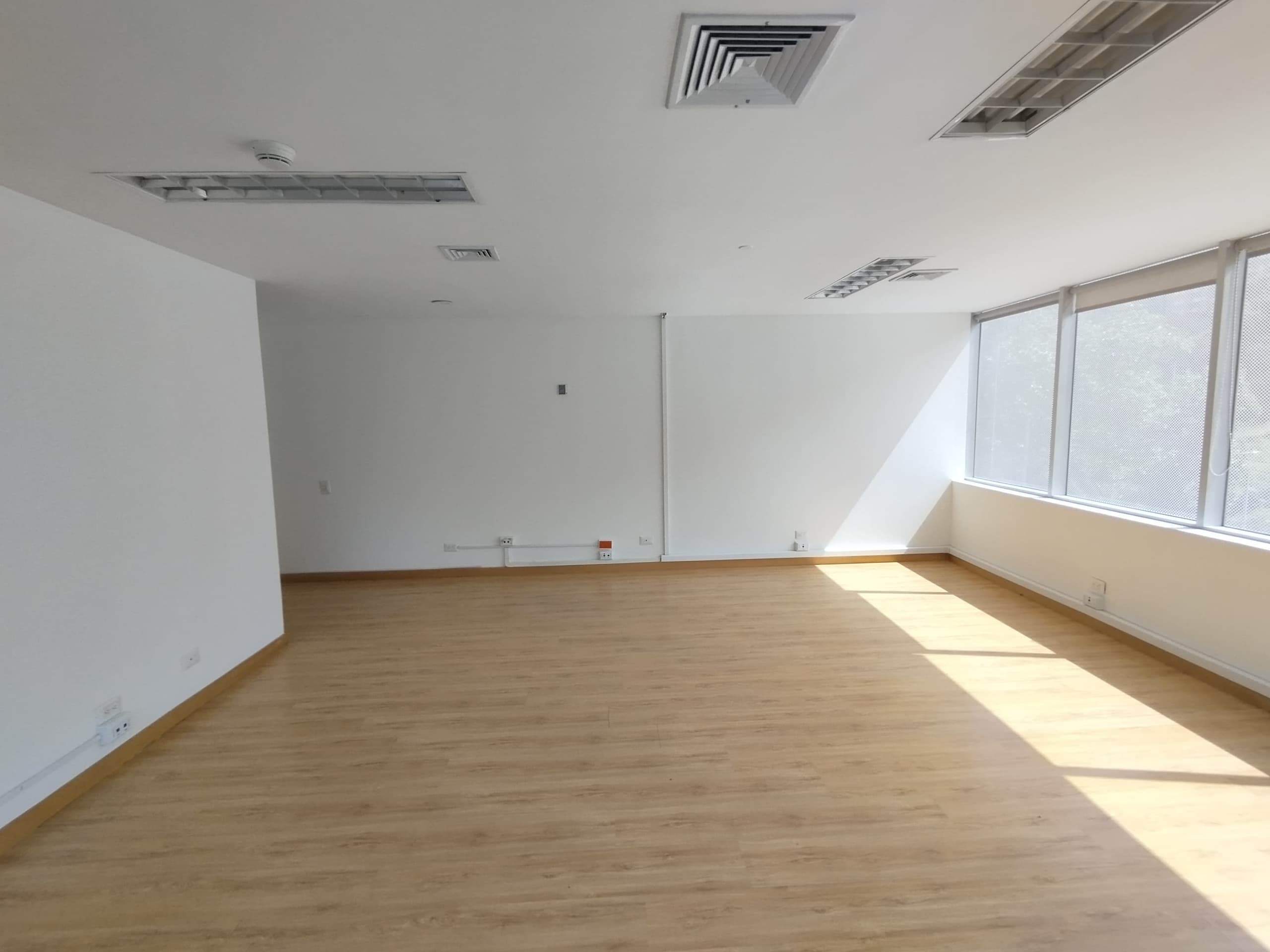 Oficina en arriendo en Loma Del Indio, El Poblado, Medellín — foto 4 de 12