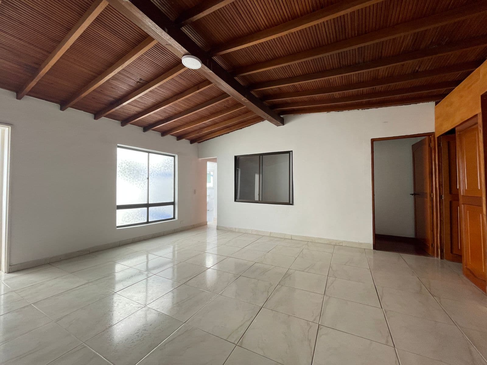 Casa Comercial en arriendo en Lorena, Laureles, Medellín — foto 1 de 20