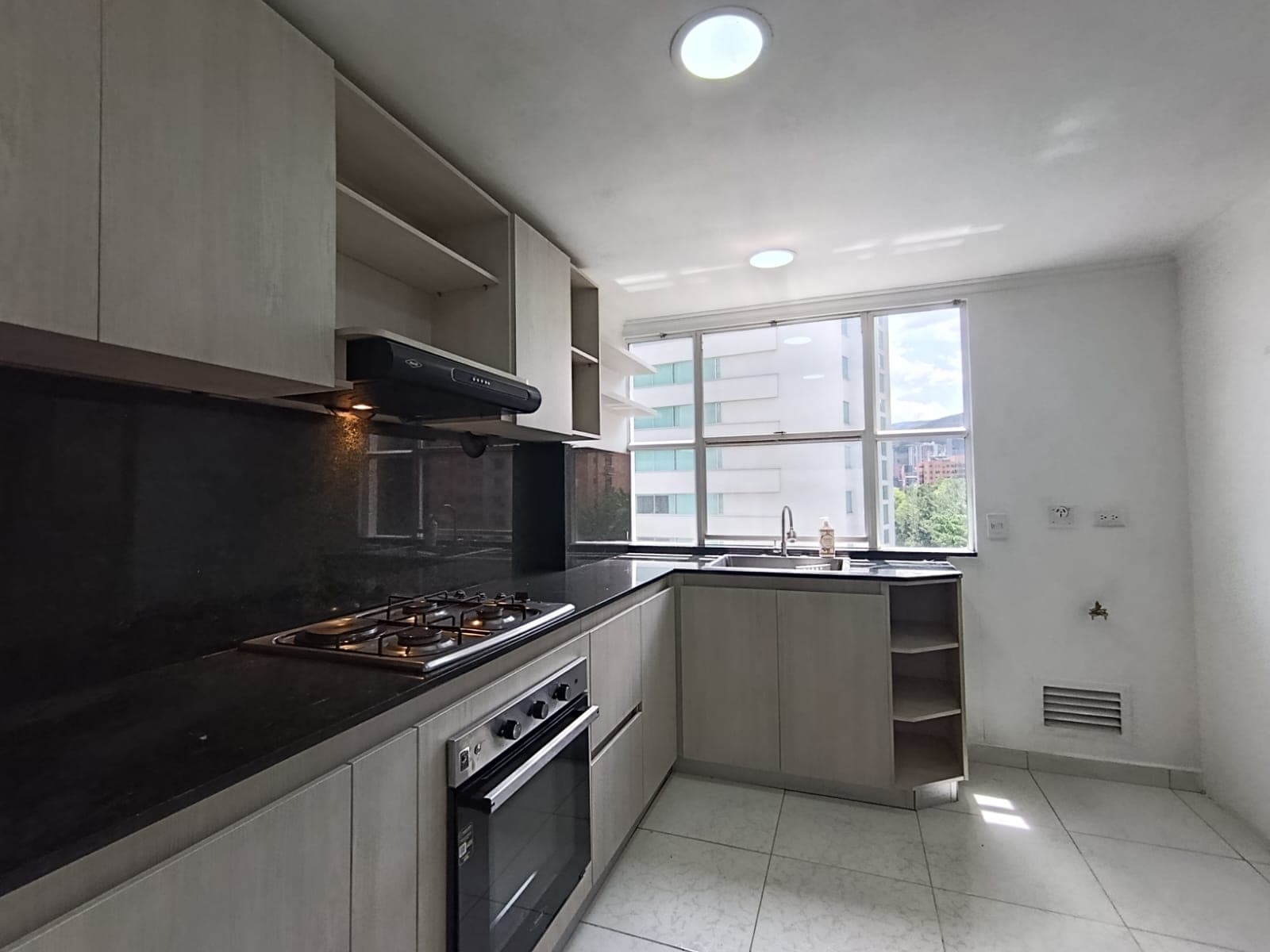 Apartamento en arriendo en Loma De Los Parra, El Poblado, Medellín — foto 4 de 20