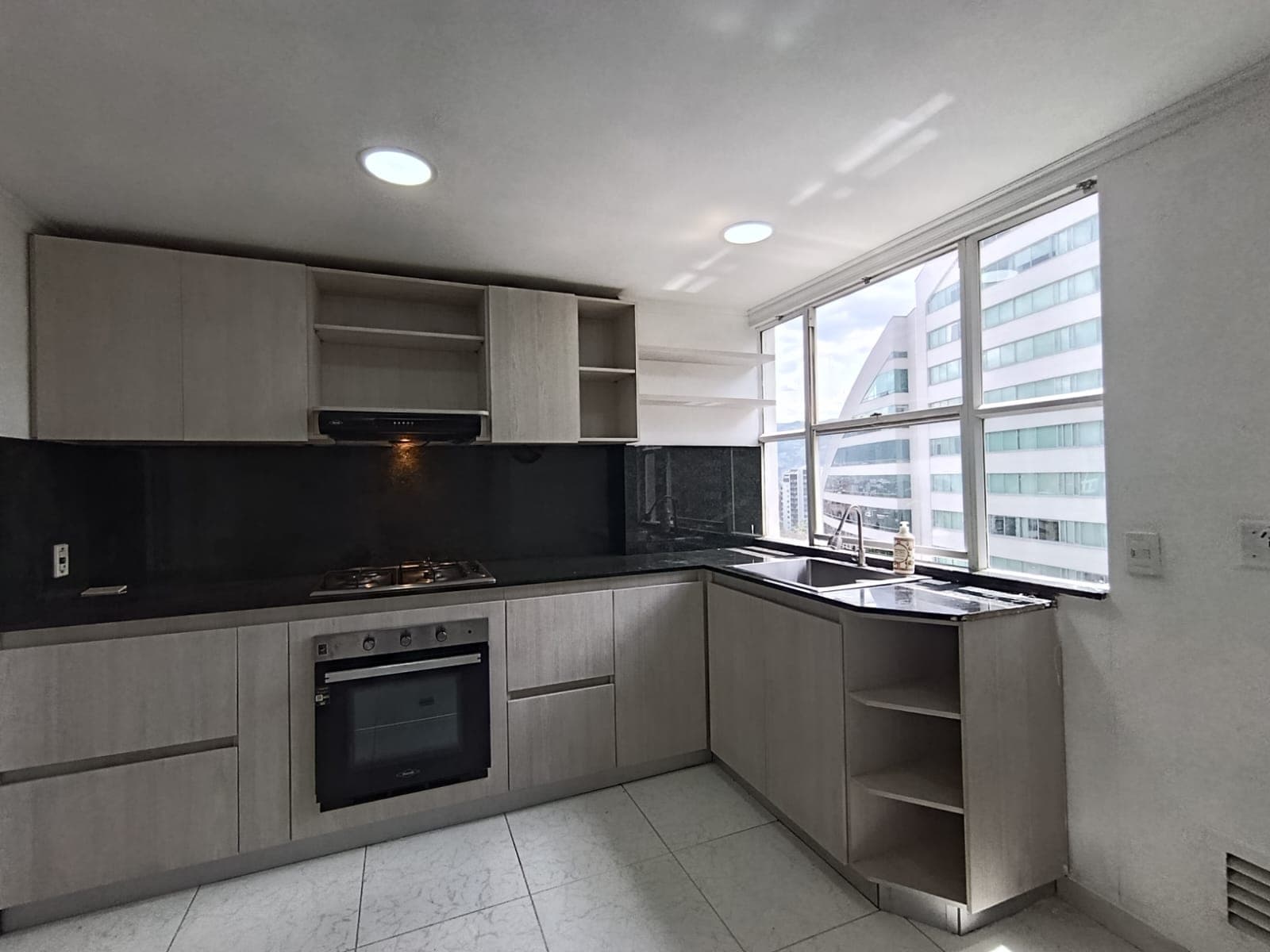 Apartamento en arriendo en Loma De Los Parra, El Poblado, Medellín — foto 5 de 20