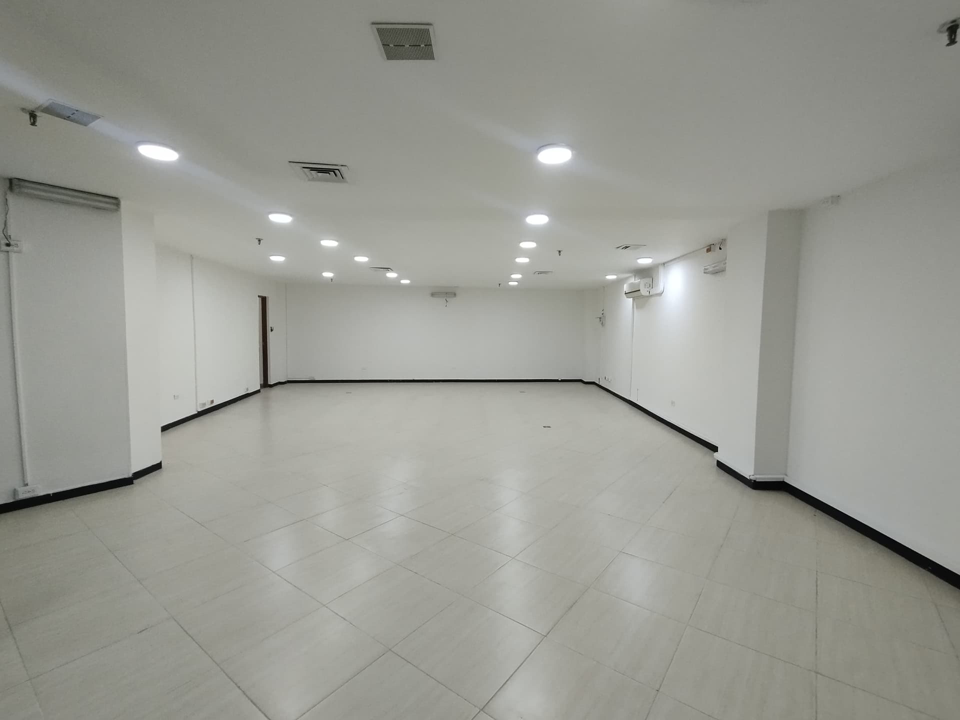 Local en arriendo en Centro, Medellín — foto 1 de 14