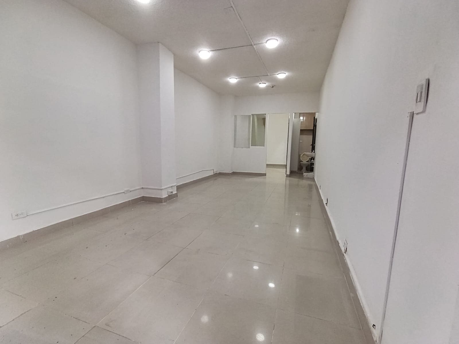 Local en arriendo en La Candelaria, Centro, Medellín — foto 1 de 14