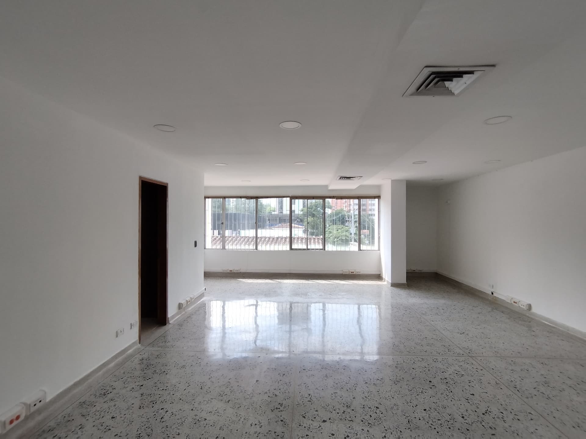 Oficina en arriendo en Santa María De Los Ángeles, El Poblado, Medellín — foto 1 de 12