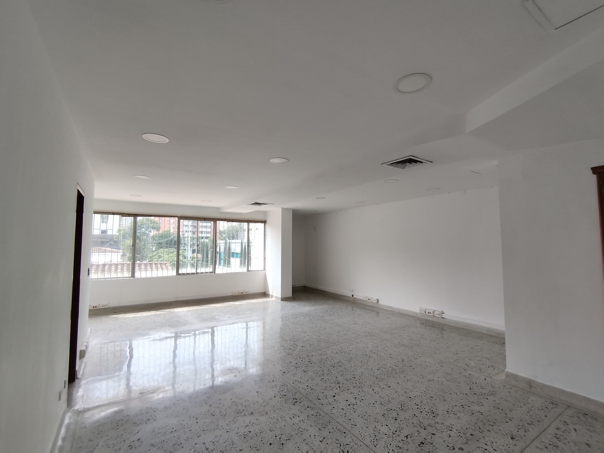 Oficina en arriendo en Santa María De Los Ángeles, El Poblado, Medellín — foto 2 de 12