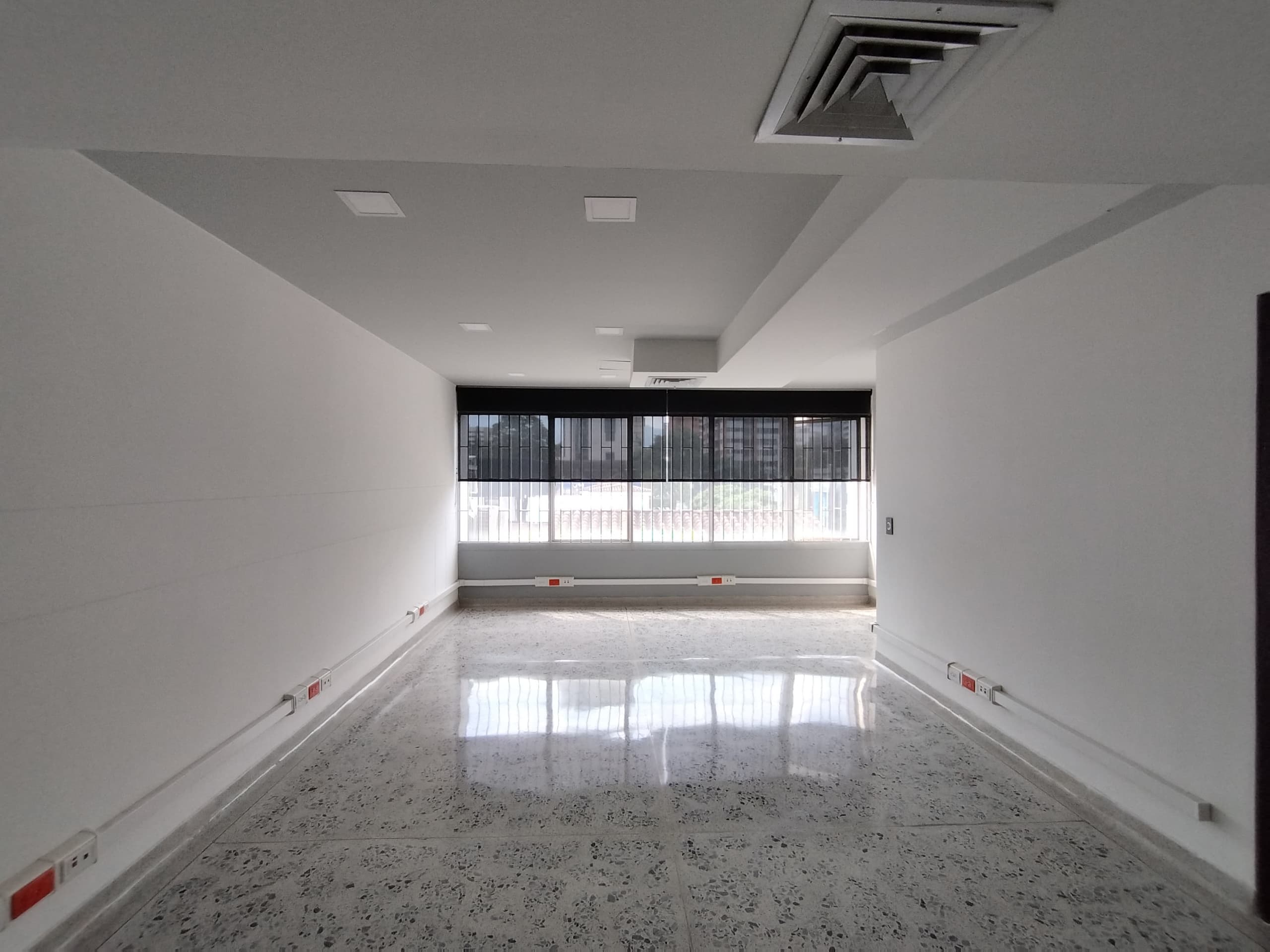 Oficina en arriendo en Santa María De Los Ángeles, El Poblado, Medellín — foto 2 de 12