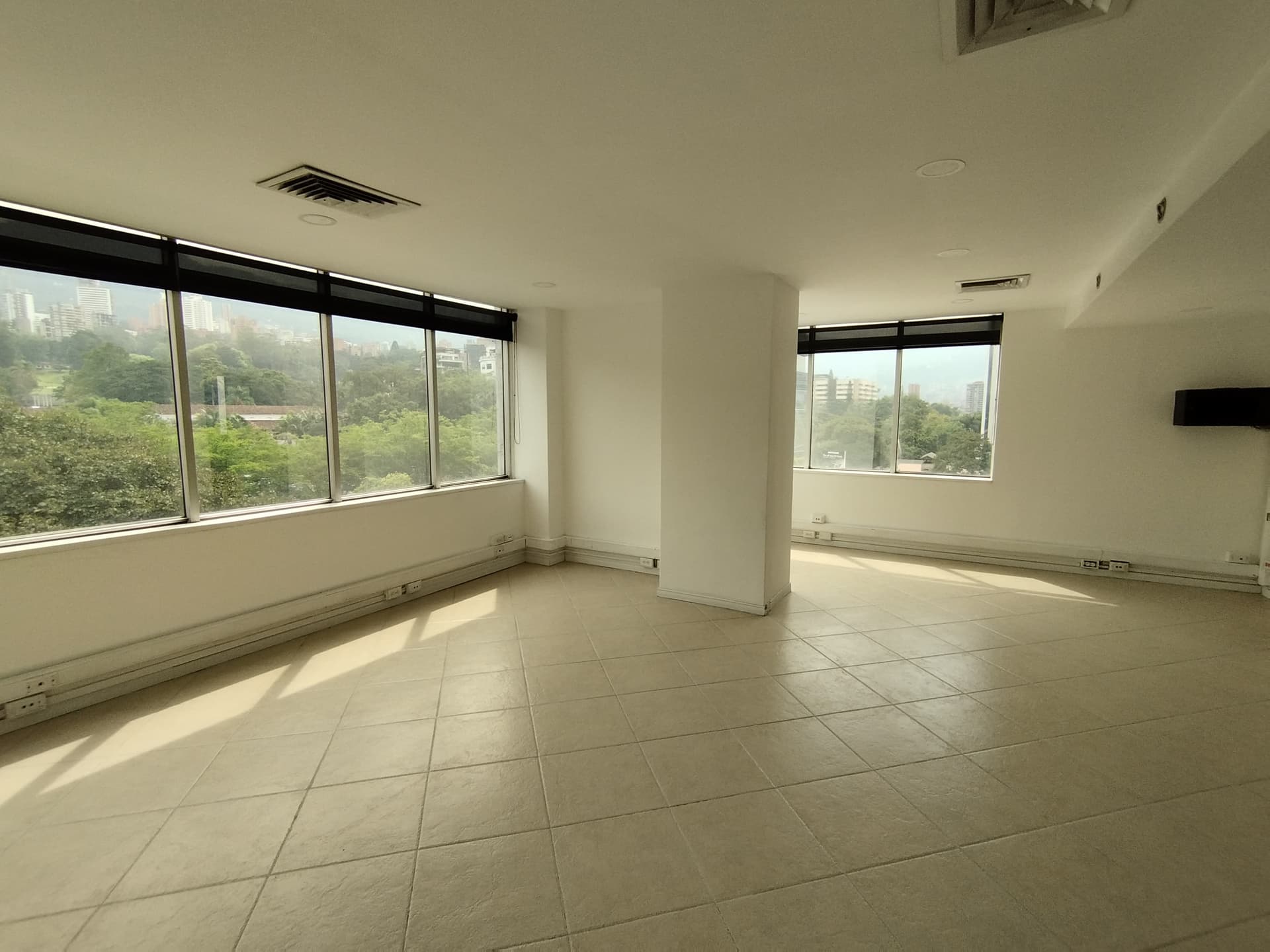 Oficina en arriendo en Santa María De Los Ángeles, El Poblado, Medellín — foto 1 de 9