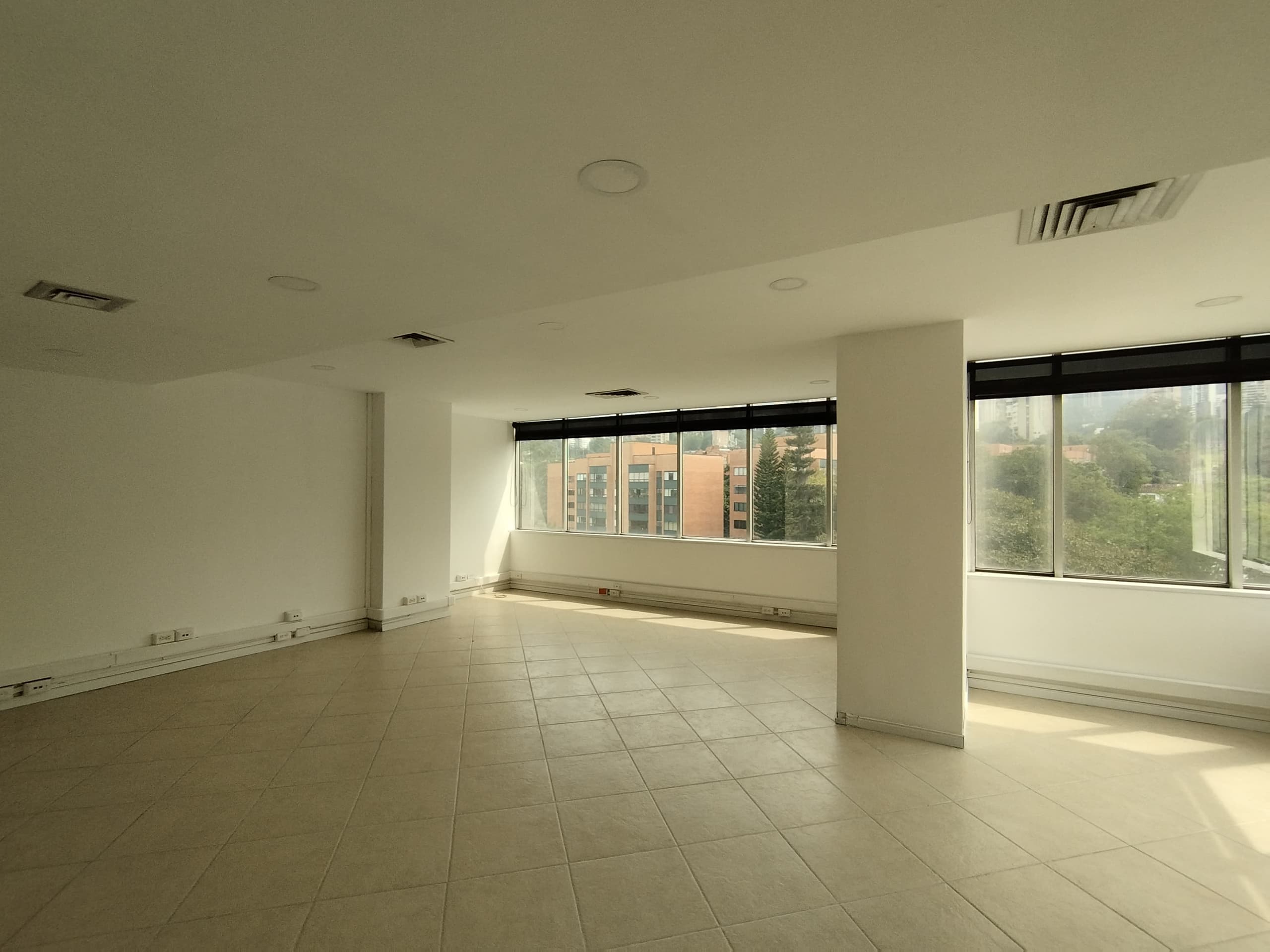Oficina en arriendo en Santa María De Los Ángeles, El Poblado, Medellín — foto 5 de 9