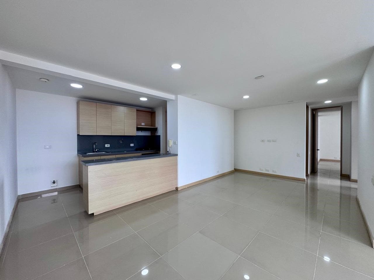 Apartamento en arriendo en Jardines, Envigado — foto 1 de 17