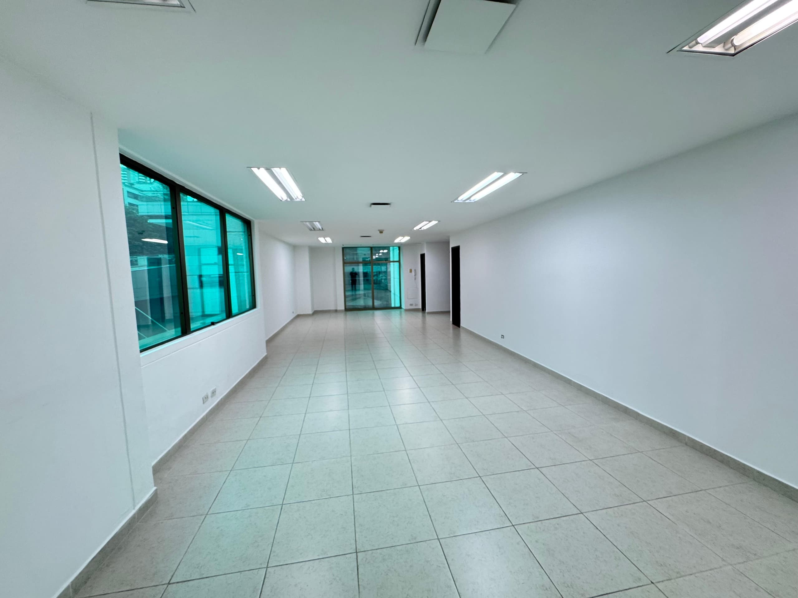 Oficina en arriendo en Milla De Oro, El Poblado, Medellín — foto 2 de 9