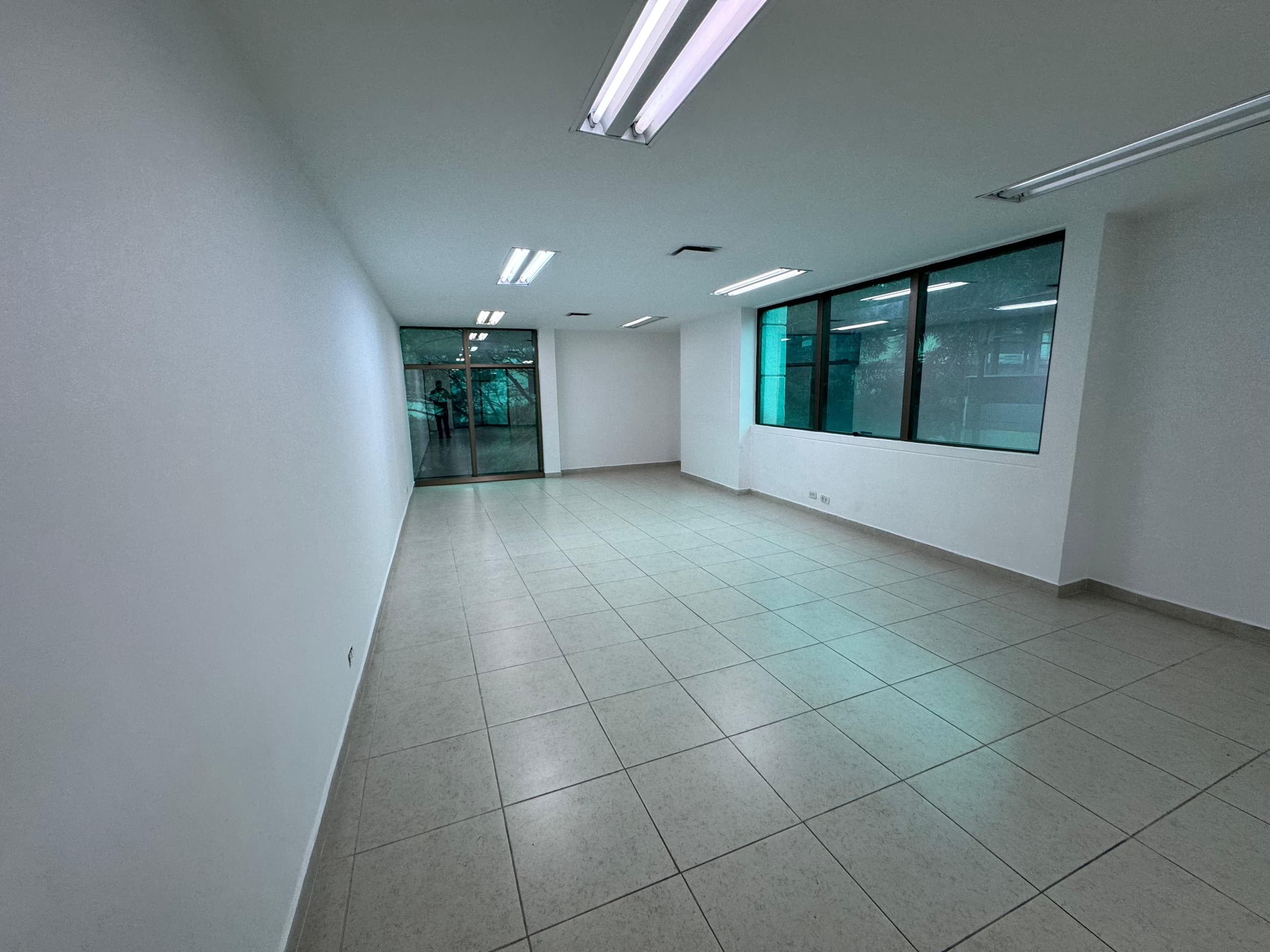 Oficina en arriendo en Milla De Oro, El Poblado, Medellín — foto 3 de 9