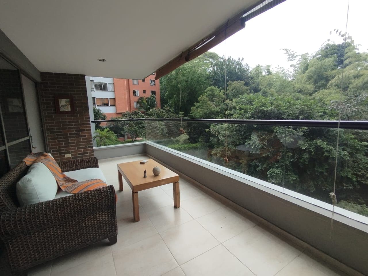 Apartamento en arriendo en La Frontera, El Poblado, Medellín — foto 1 de 15