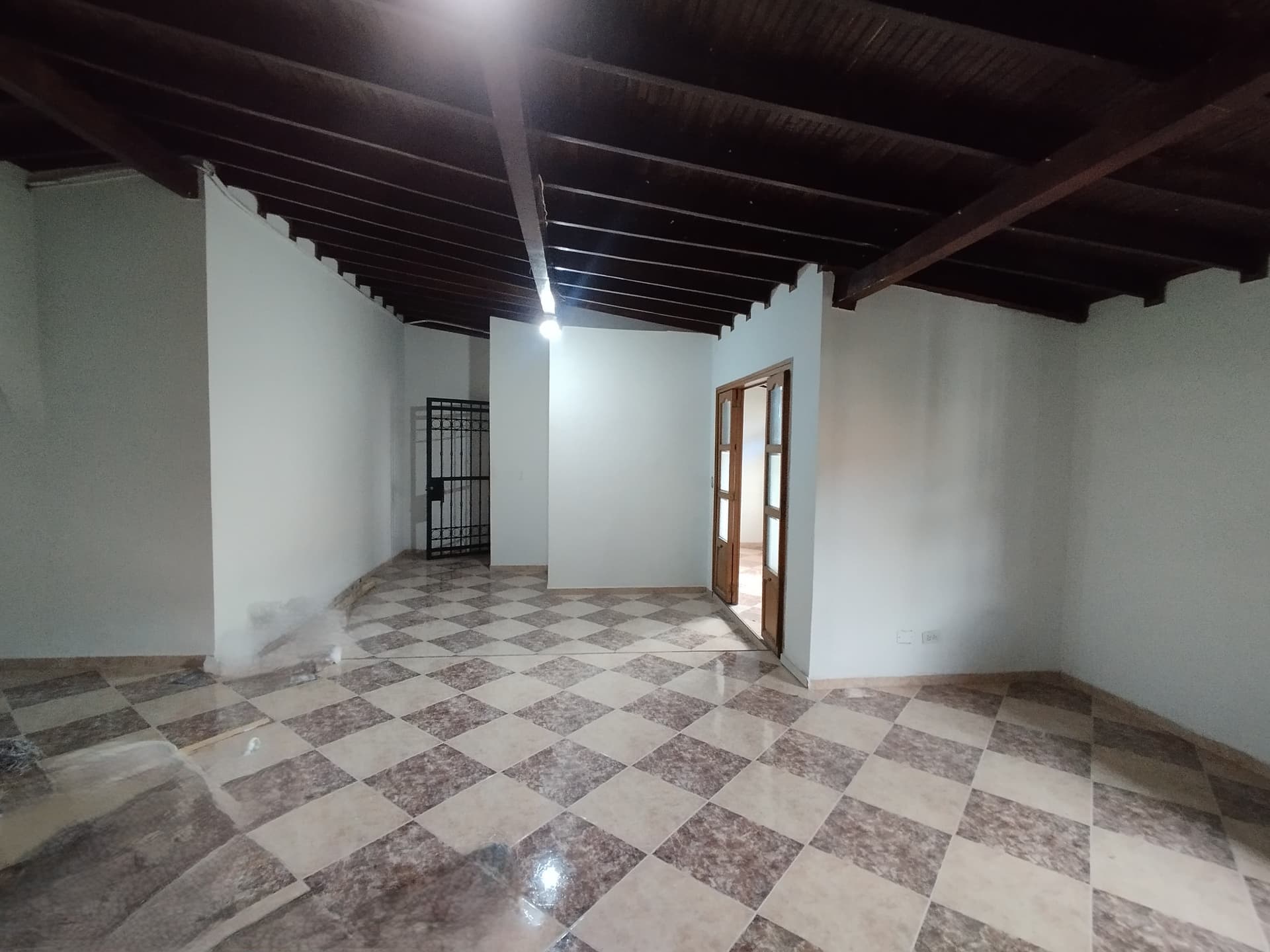 Casa Comercial en arriendo en Buenos Aires, Centro, Medellín — foto 1 de 15