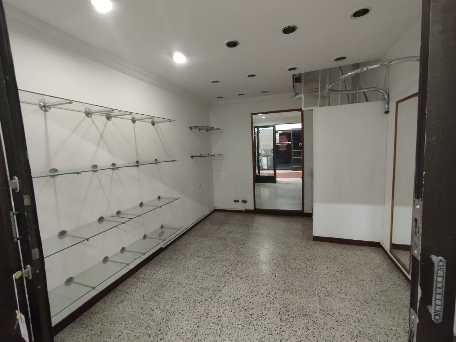 Local en arriendo en La Candelaria, Centro, Medellín — foto 2 de 7