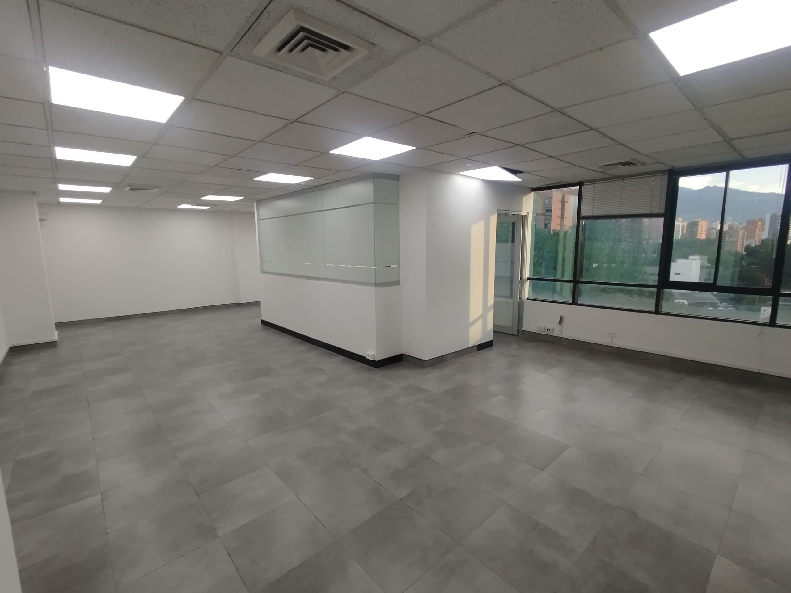 Oficina en arriendo en Aguacatala, El Poblado, Medellín — foto 1 de 9