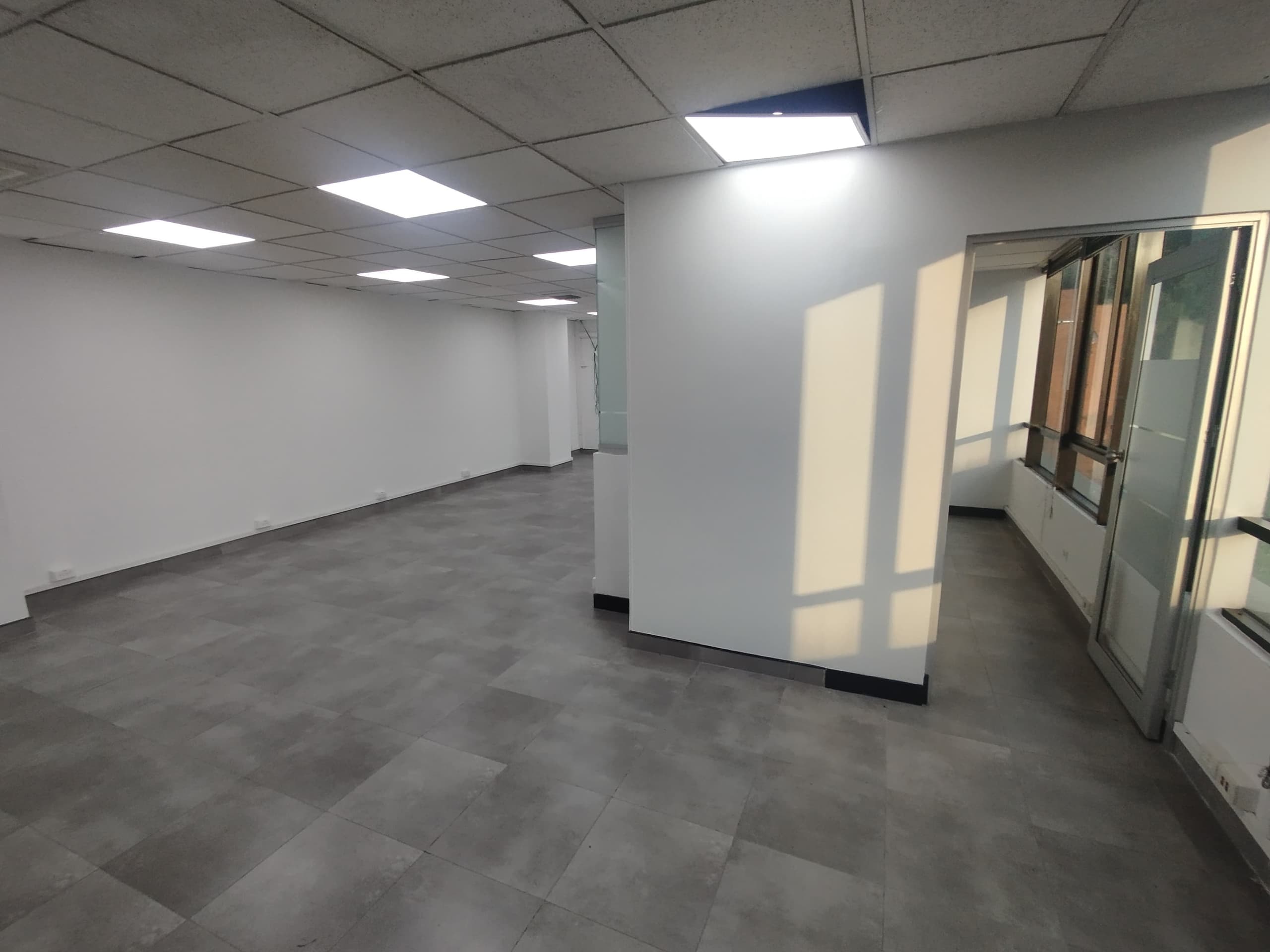 Oficina en arriendo en Aguacatala, El Poblado, Medellín — foto 3 de 9