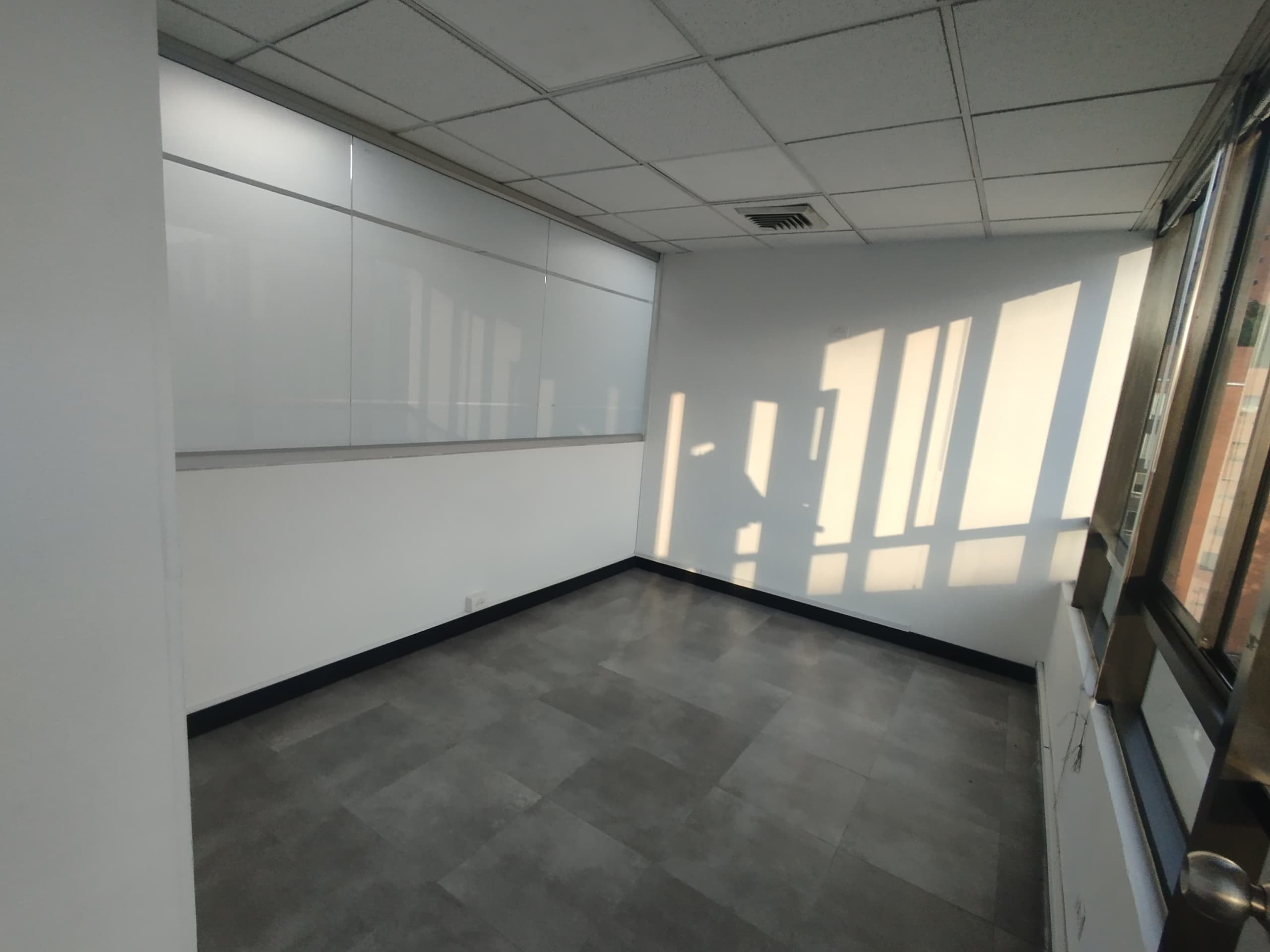 Oficina en arriendo en Aguacatala, El Poblado, Medellín — foto 5 de 9