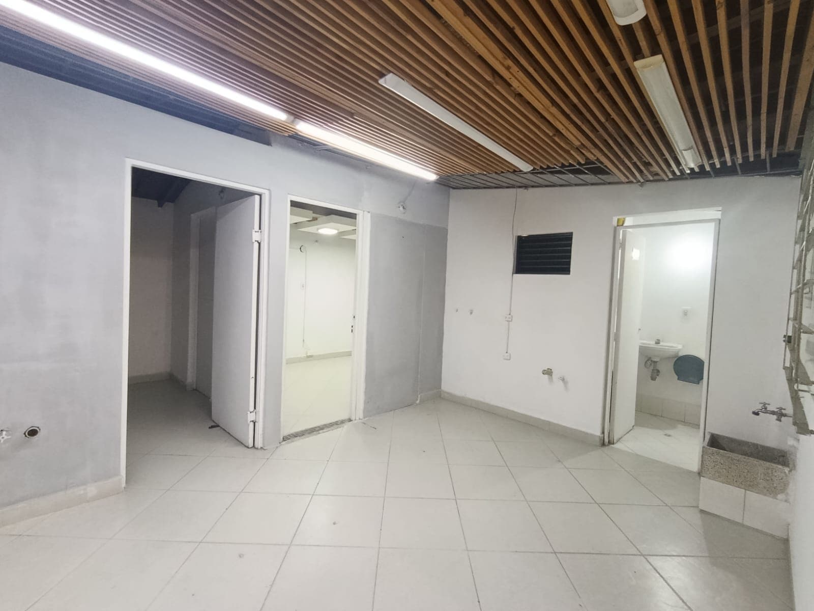 Local en arriendo en Conquistadores, Laureles, Medellín — foto 5 de 12