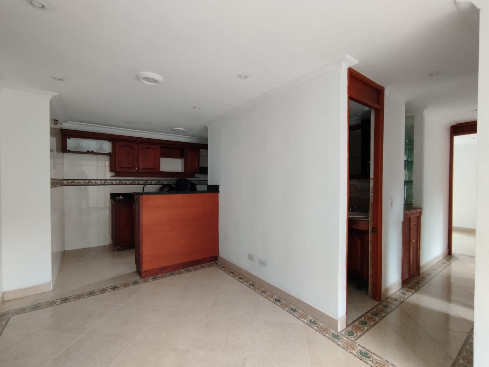 Apartamento en arriendo en Loma del Indio, El Poblado, Medellín — foto 1 de 17