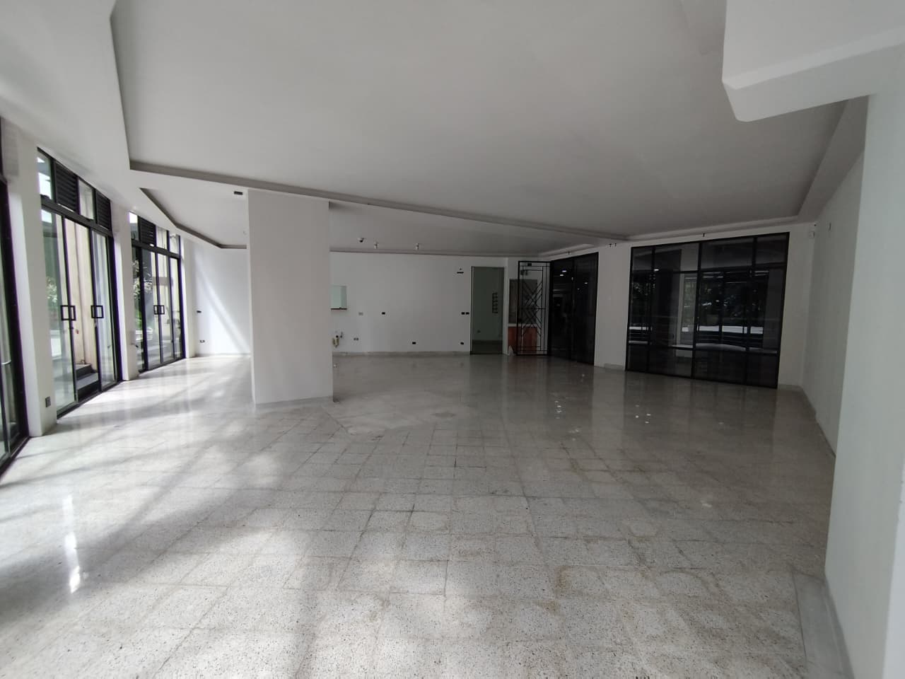 Local en arriendo en Milla De Oro, El Poblado, Medellín — foto 1 de 15