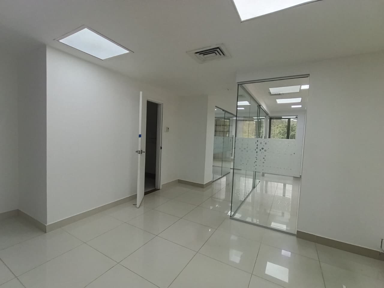 Oficina en arriendo en Santa María de los Ángeles, El Poblado, Medellín — foto 1 de 11