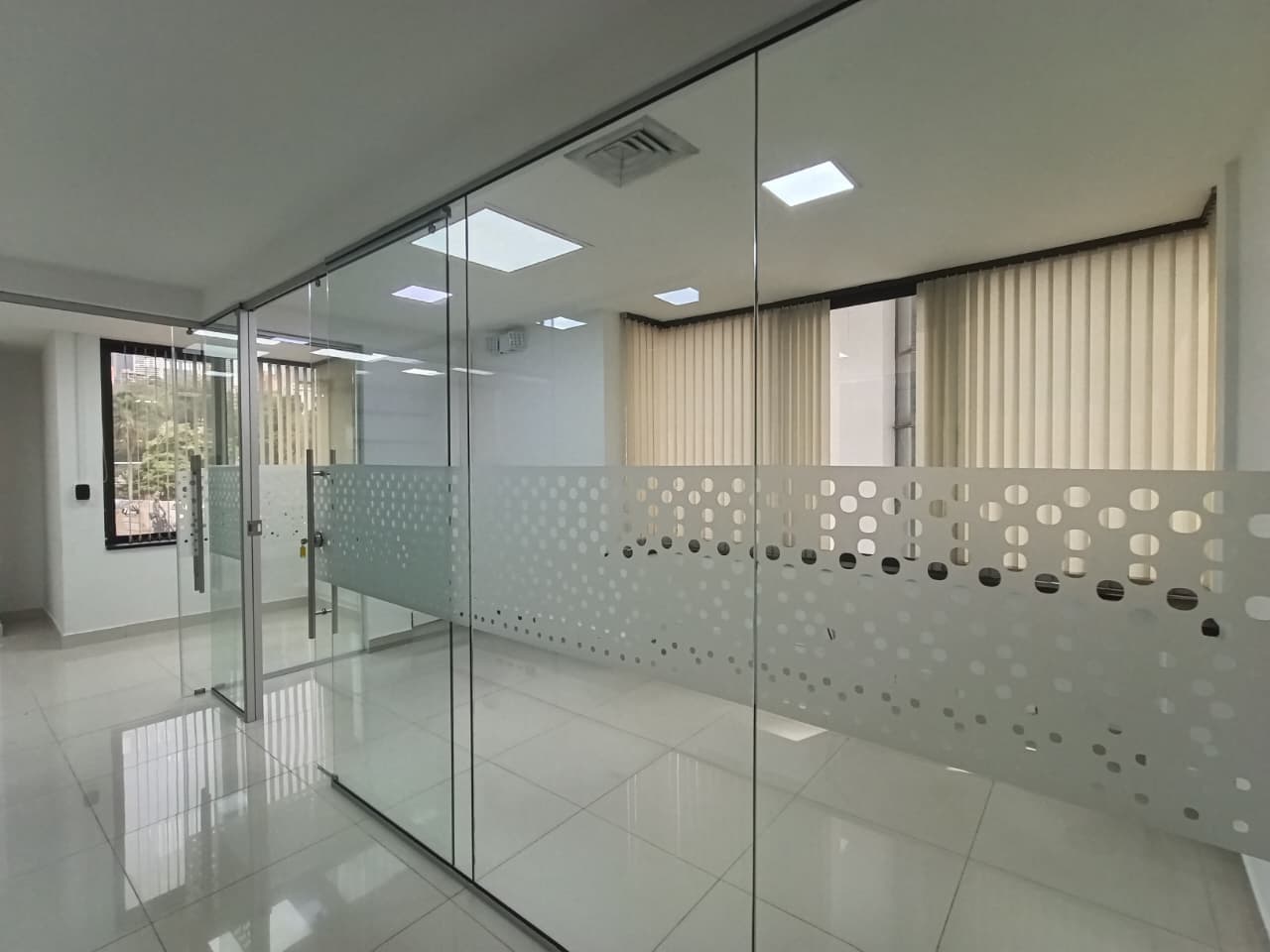 Oficina en arriendo en Santa María de los Ángeles, El Poblado, Medellín — foto 3 de 11