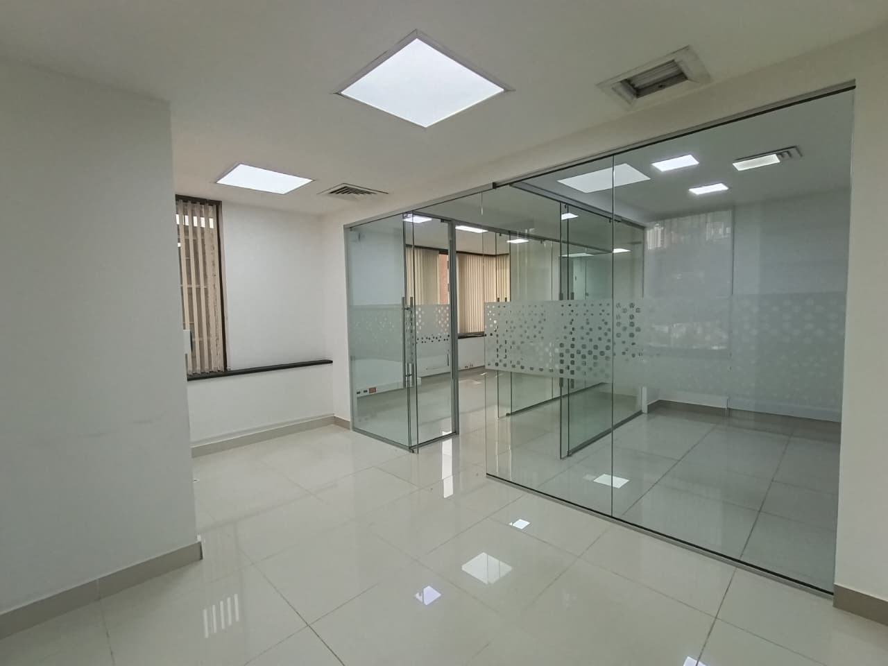 Oficina en arriendo en Santa María de los Ángeles, El Poblado, Medellín — foto 4 de 11