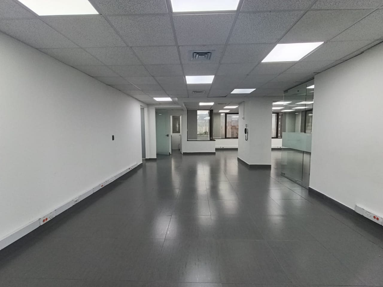Oficina en arriendo en Santa María de los Ángeles, El Poblado, Medellín — foto 1 de 20