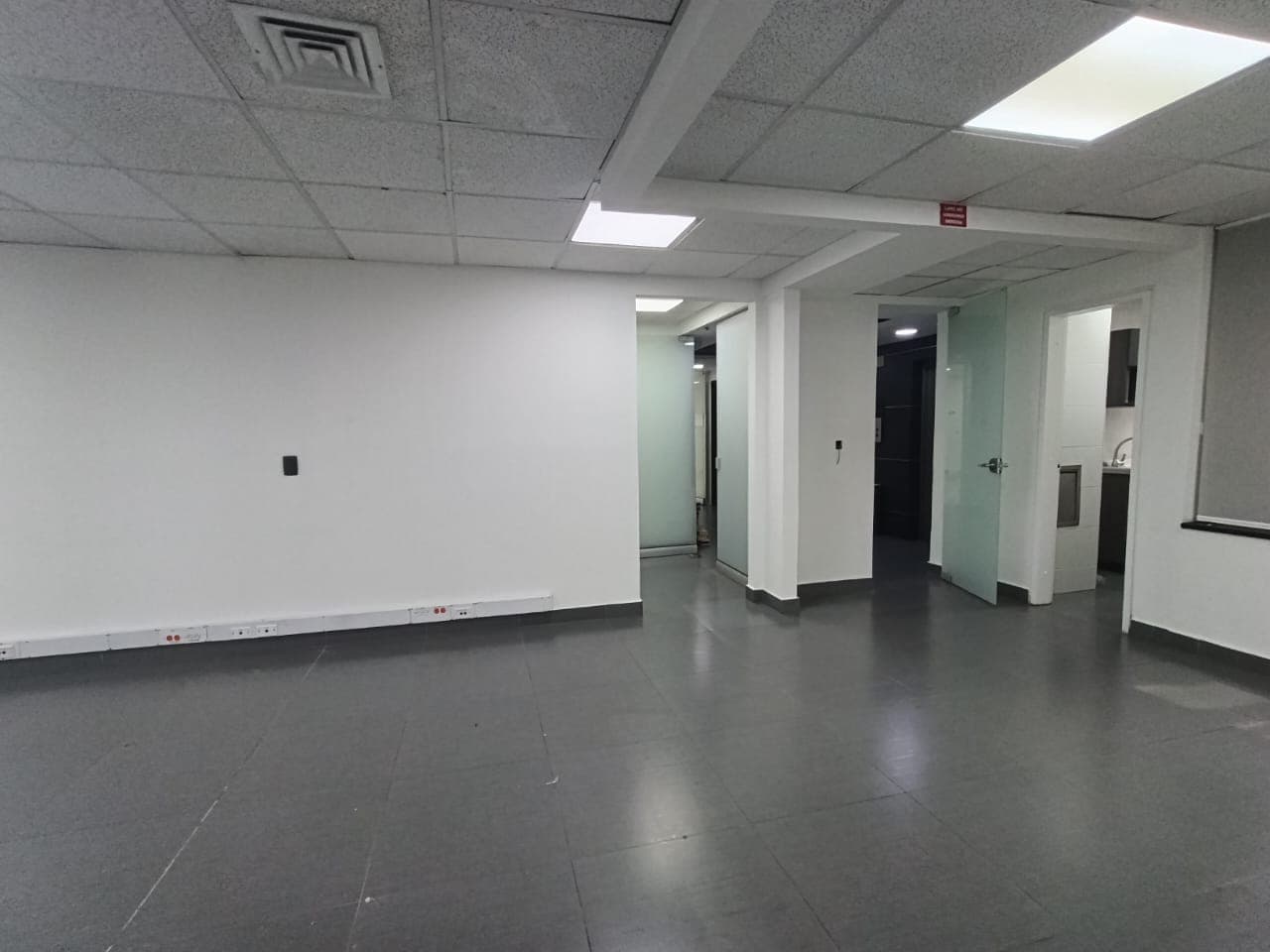 Oficina en arriendo en Santa María de los Ángeles, El Poblado, Medellín — foto 2 de 20