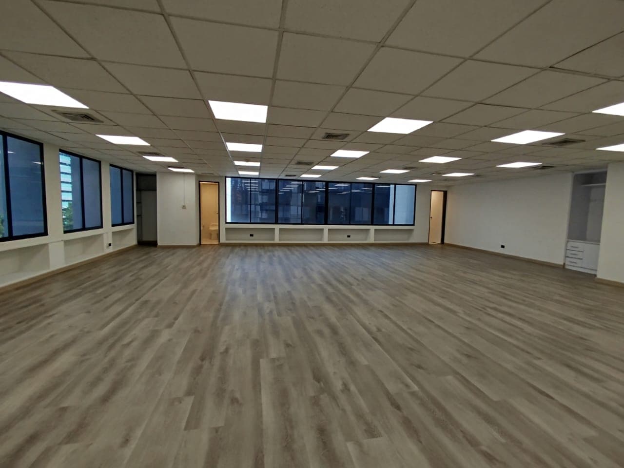 Oficina en arriendo en El Poblado, Medellín — foto 3 de 11