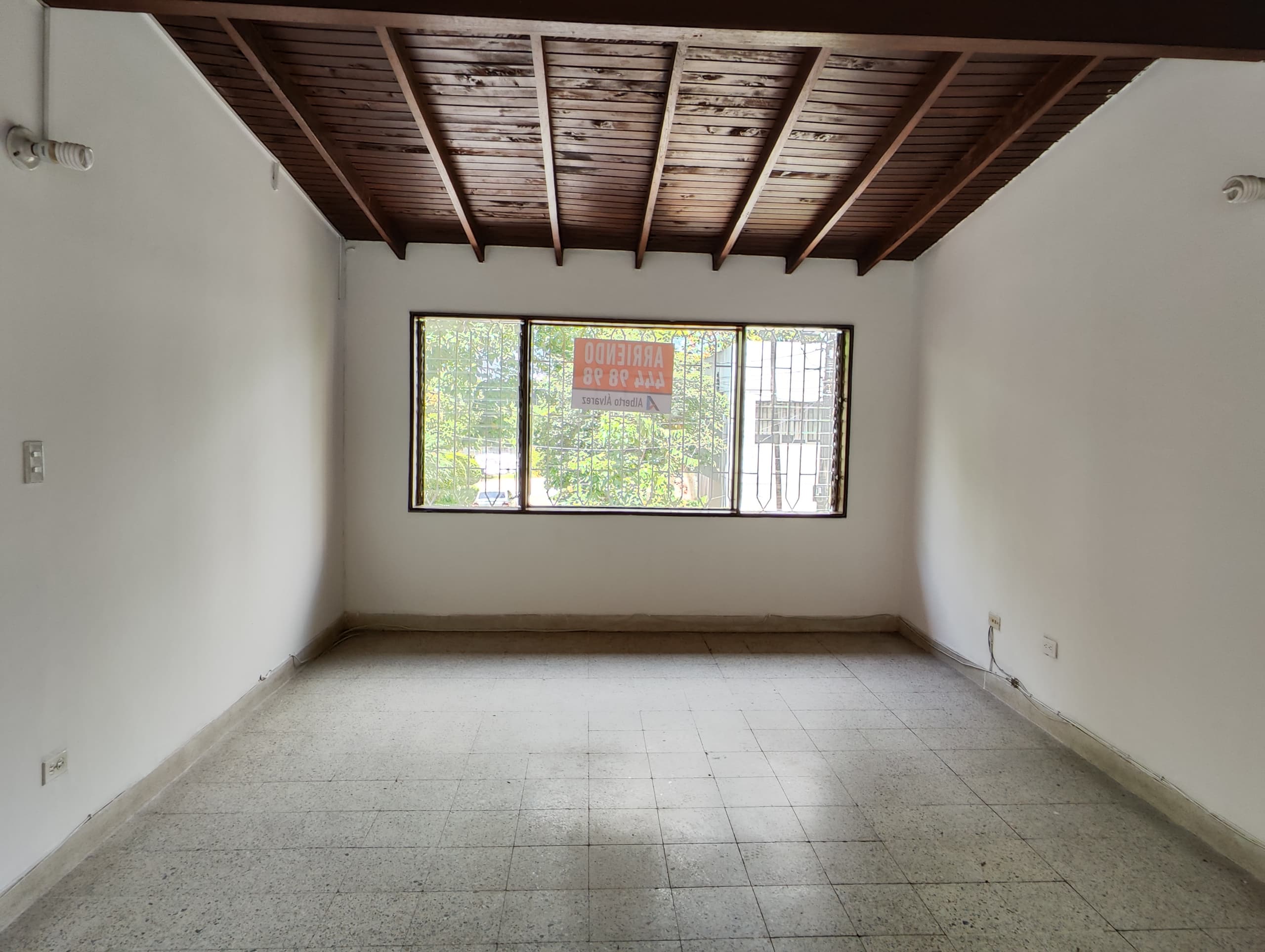 Casa Comercial en arriendo en Conquistadores, Laureles, Medellín — foto 2 de 20