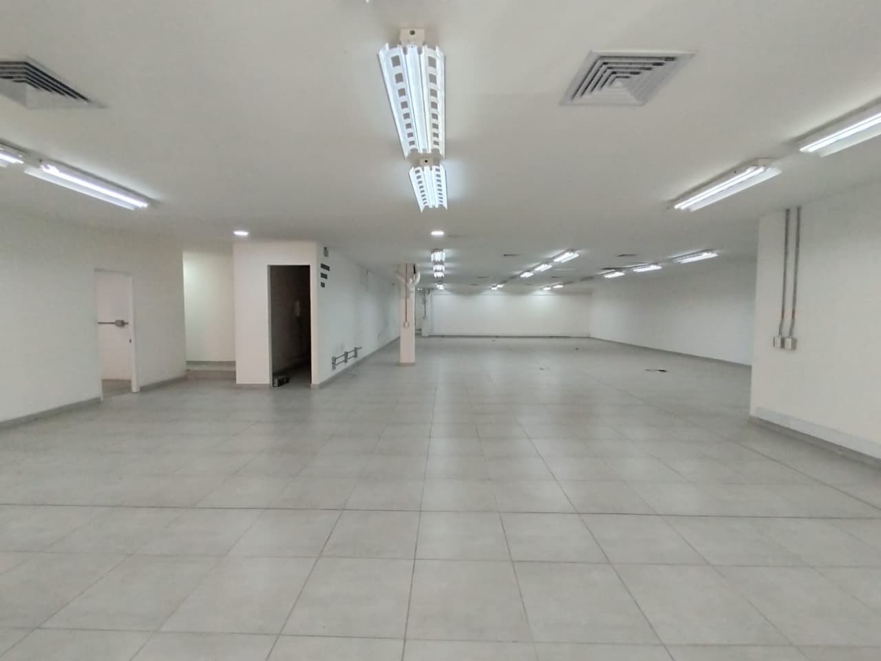 Local en arriendo en Suramericana, Laureles, Medellín — foto 1 de 18