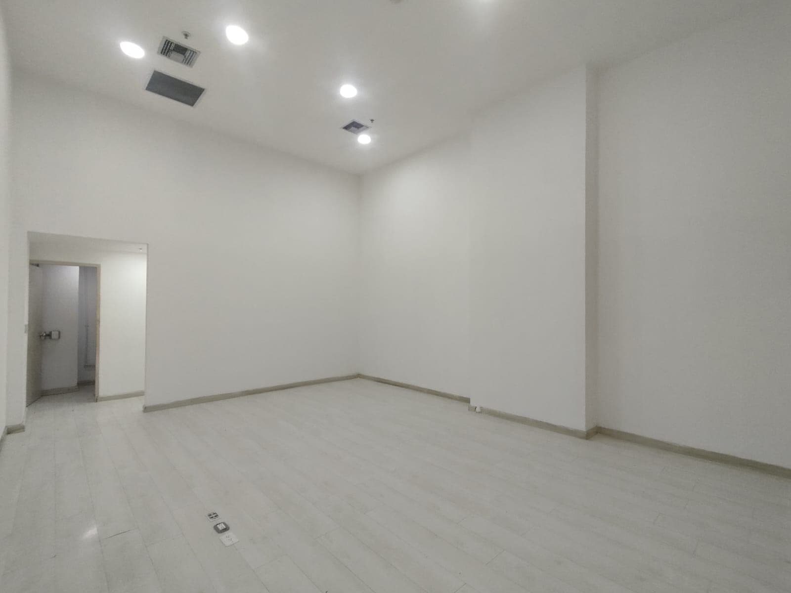 Local en arriendo en El Chagualo, Centro, Medellín — foto 3 de 13