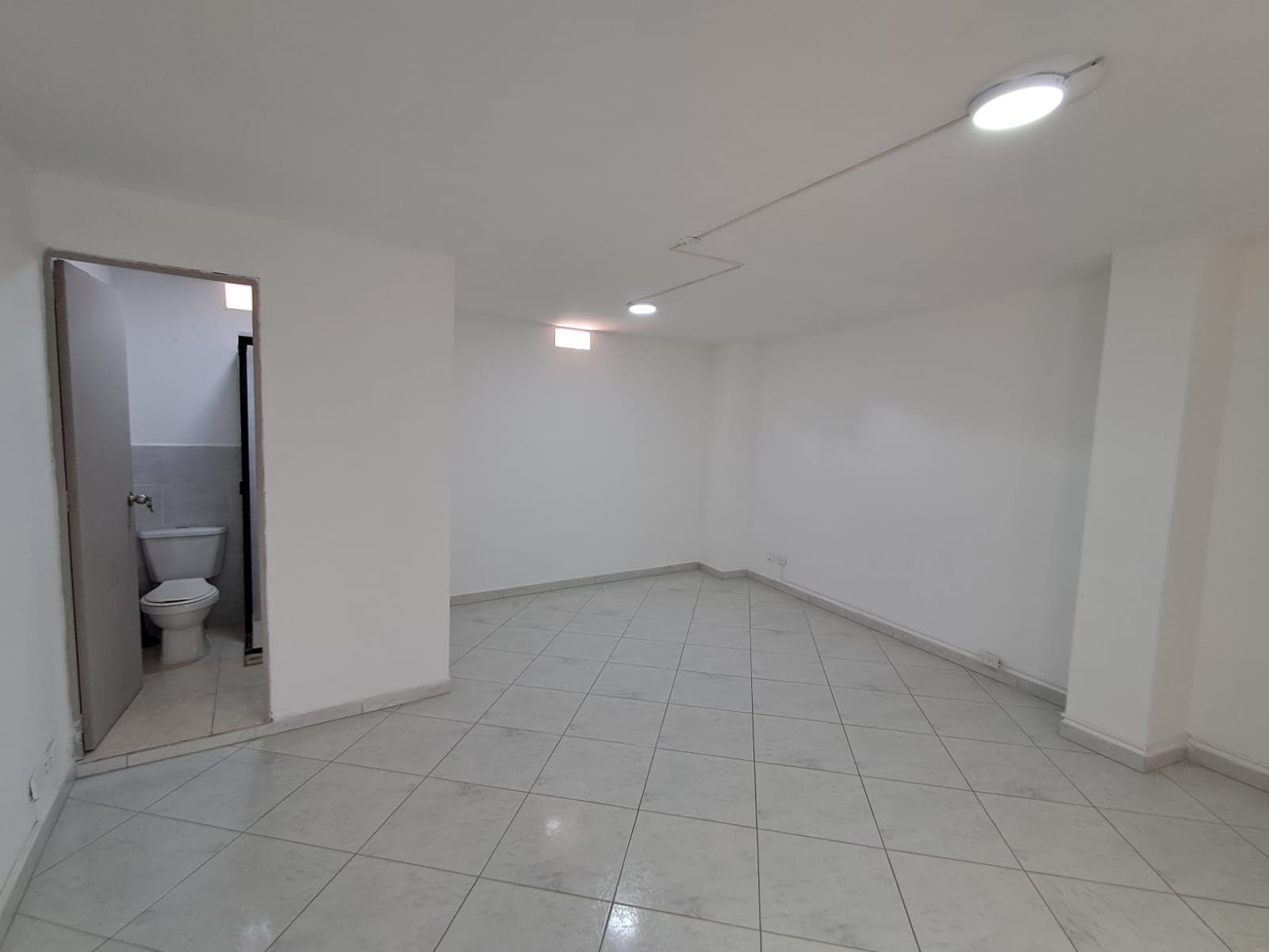 Oficina en arriendo en Suramericana, Laureles, Medellín — foto 5 de 12