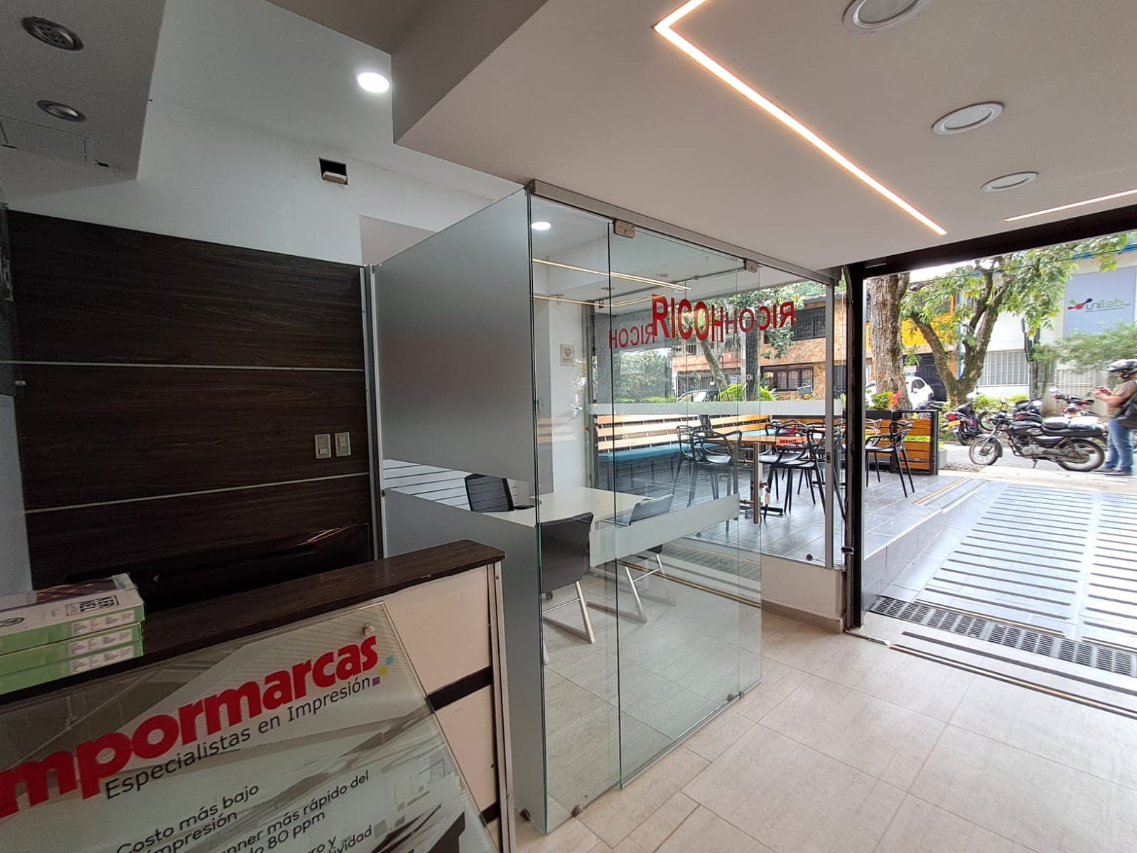 Local en arriendo en Suramericana, Laureles, Medellín — foto 1 de 14