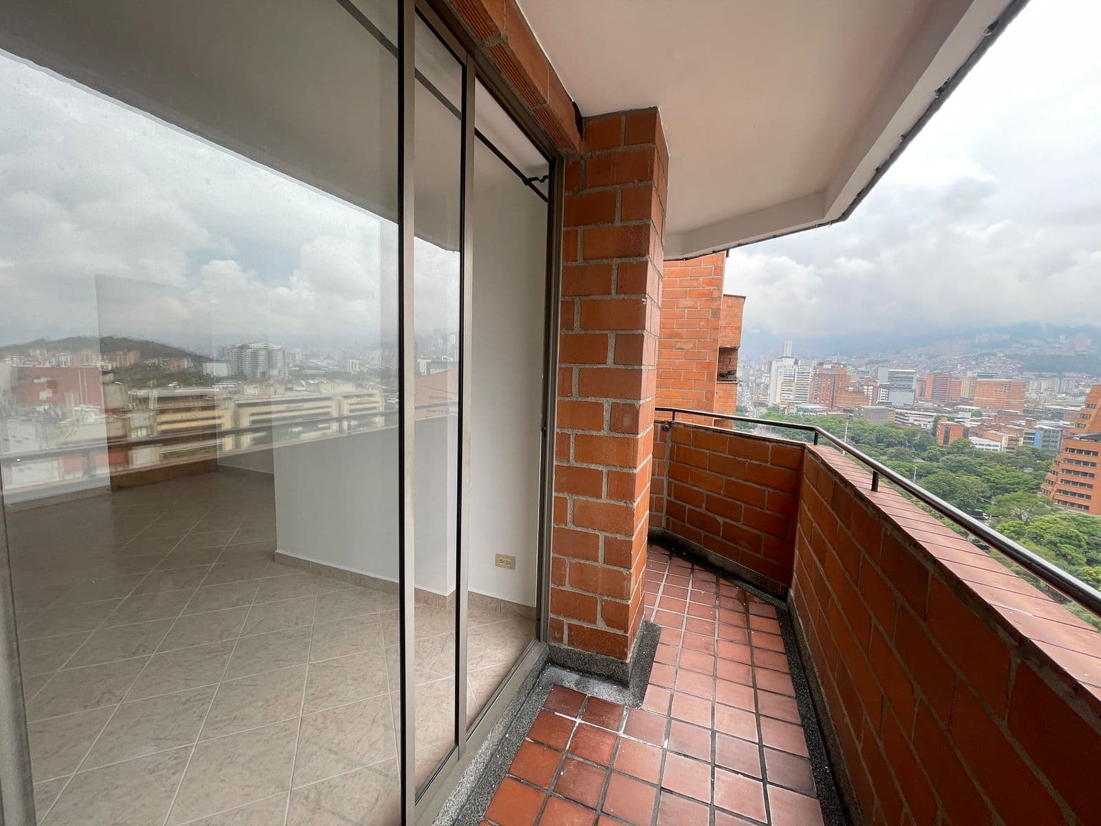 Apartamento en arriendo en Carlos e. Restrepo, Laureles, Medellín — foto 1 de 16