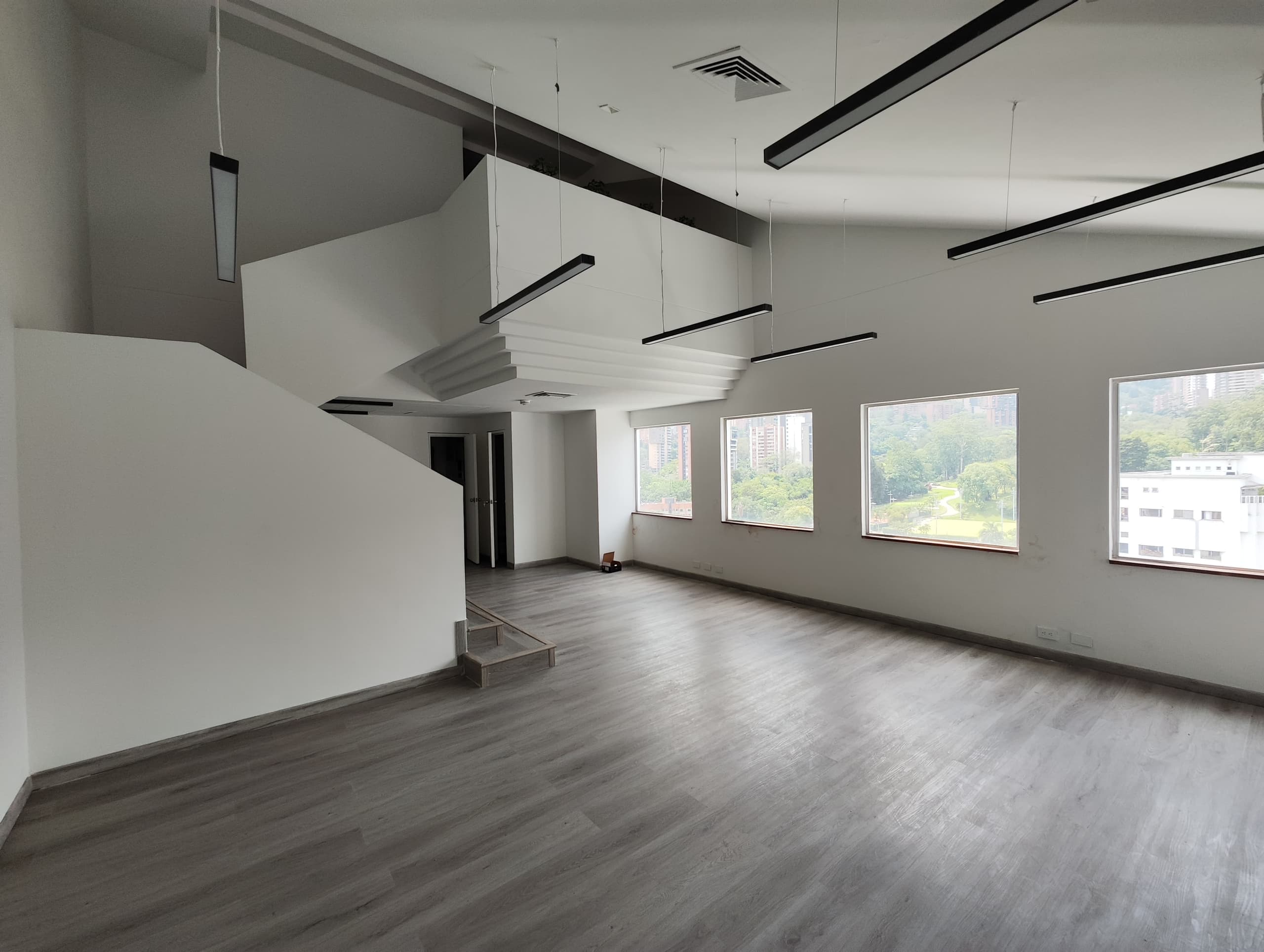 Oficina en arriendo en El Campestre La Frontera, El Poblado, Medellín — foto 3 de 11