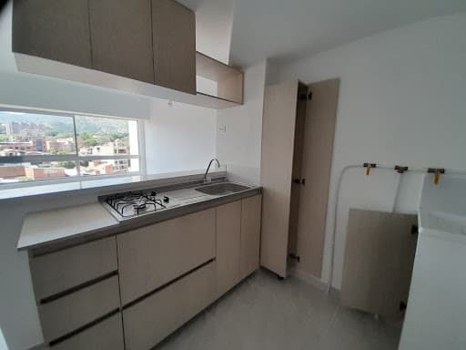 Apartaestudio en arriendo en Barrio Cristóbal, La America, Medellín — foto 1 de 11