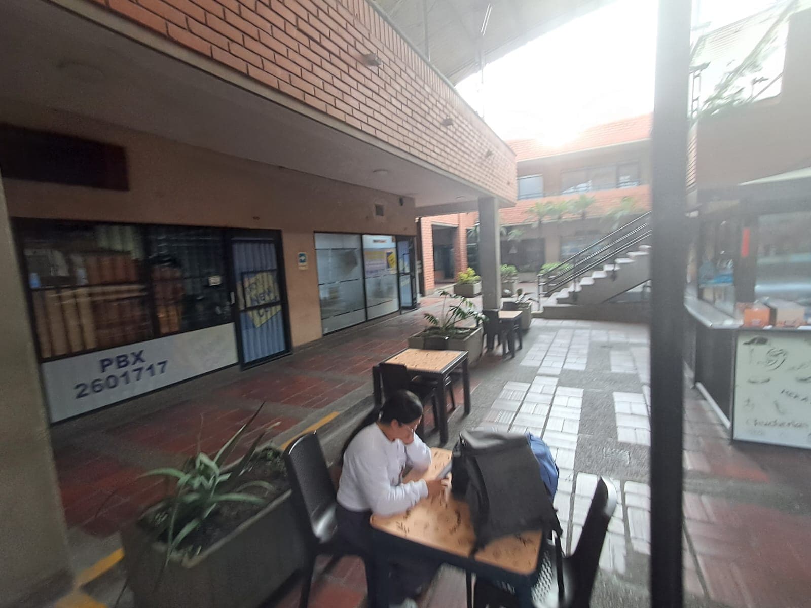 Local en arriendo en Suramericana, Laureles, Medellín — foto 1 de 9
